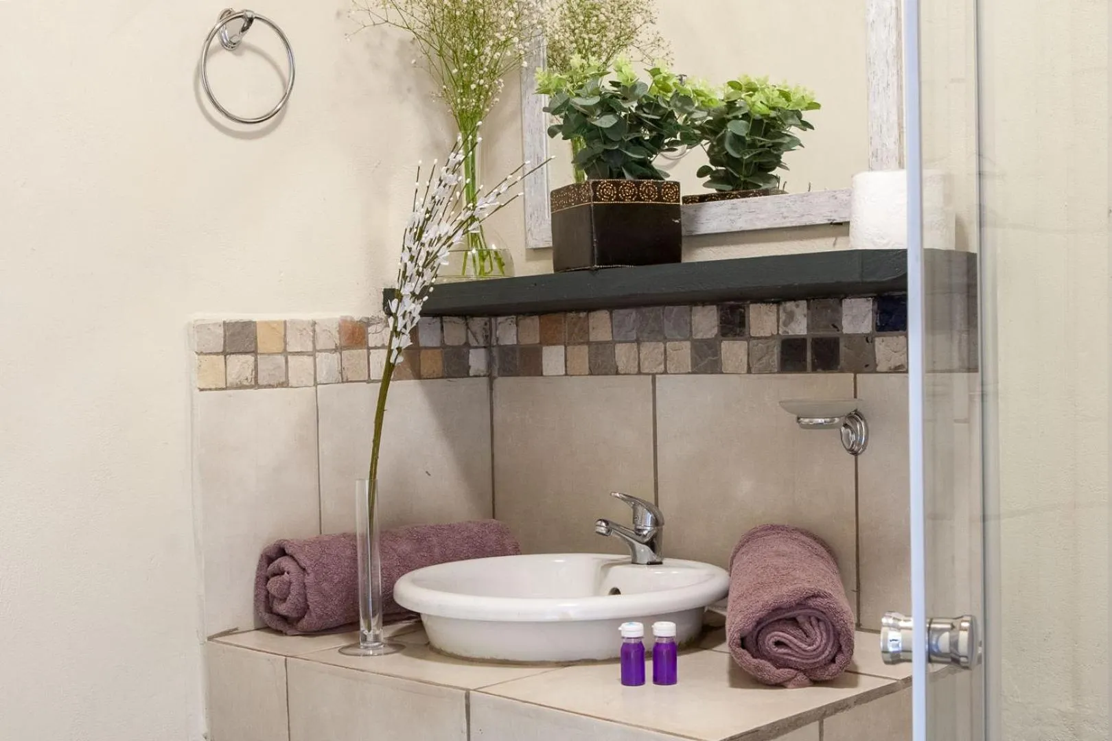 Bathroom in Bedrock Guest Studios