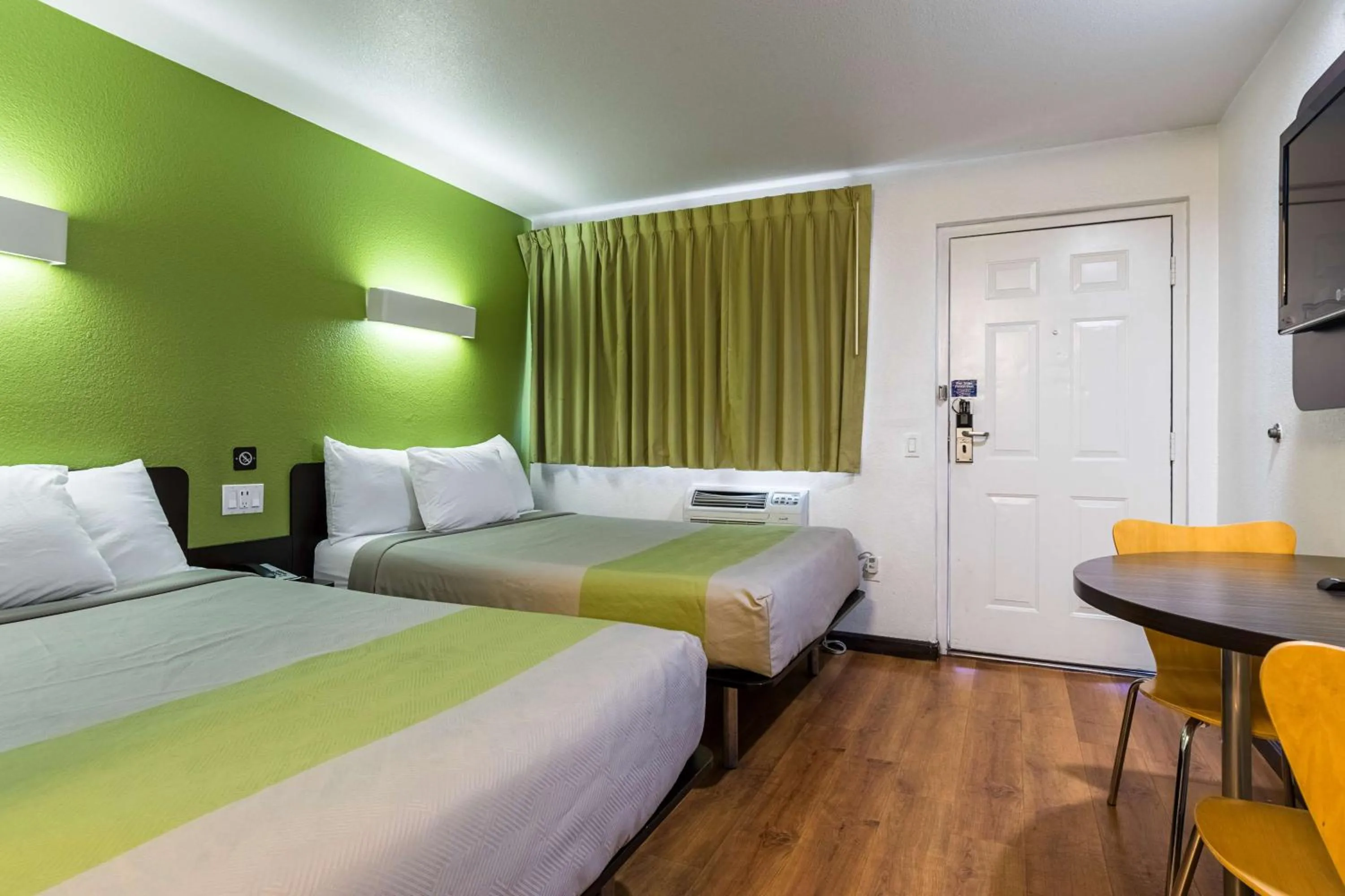 Photo of the whole room, Bed in Motel 6 Riverside, CA - UCR East