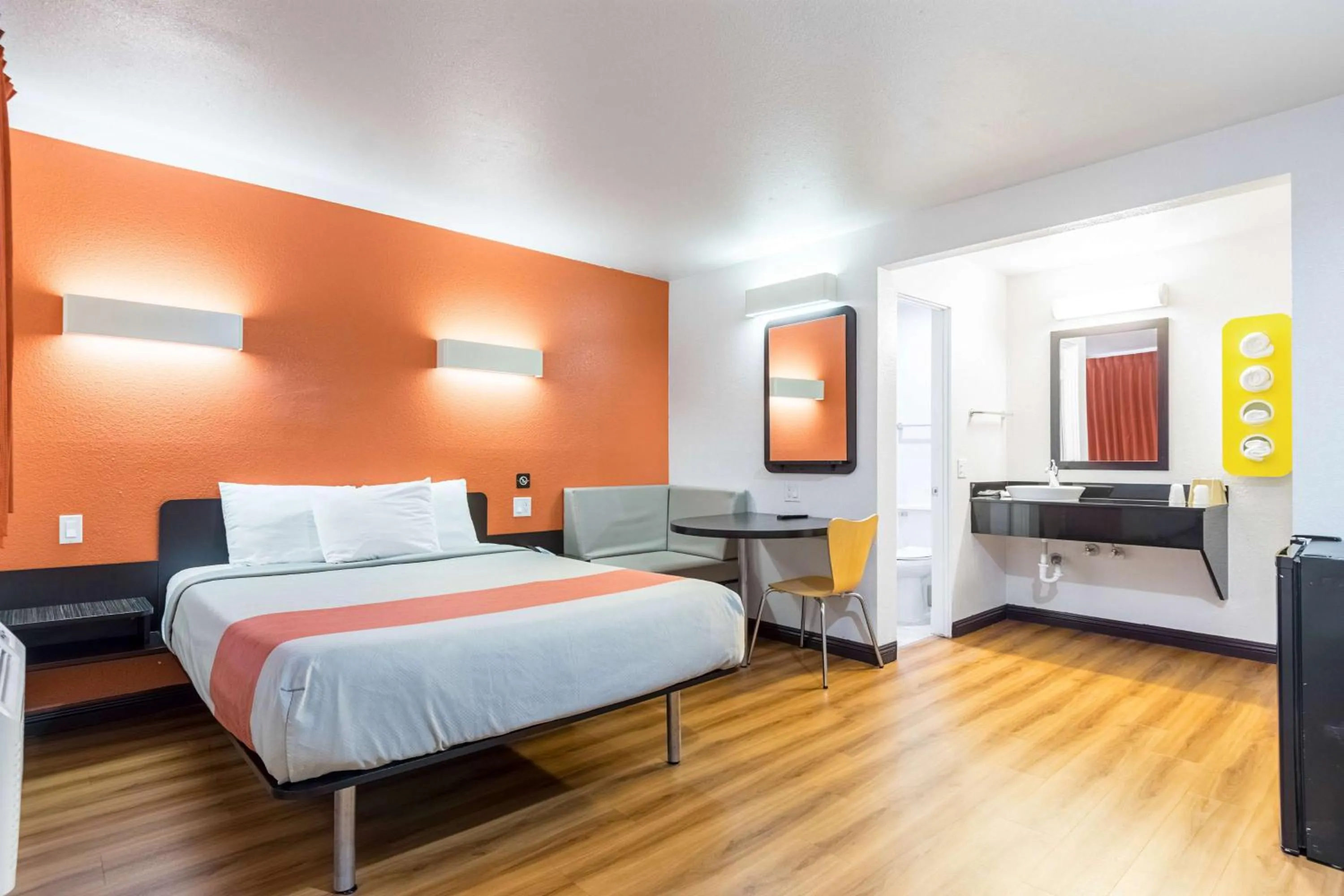 Photo of the whole room, Bed in Motel 6 Riverside, CA - UCR East