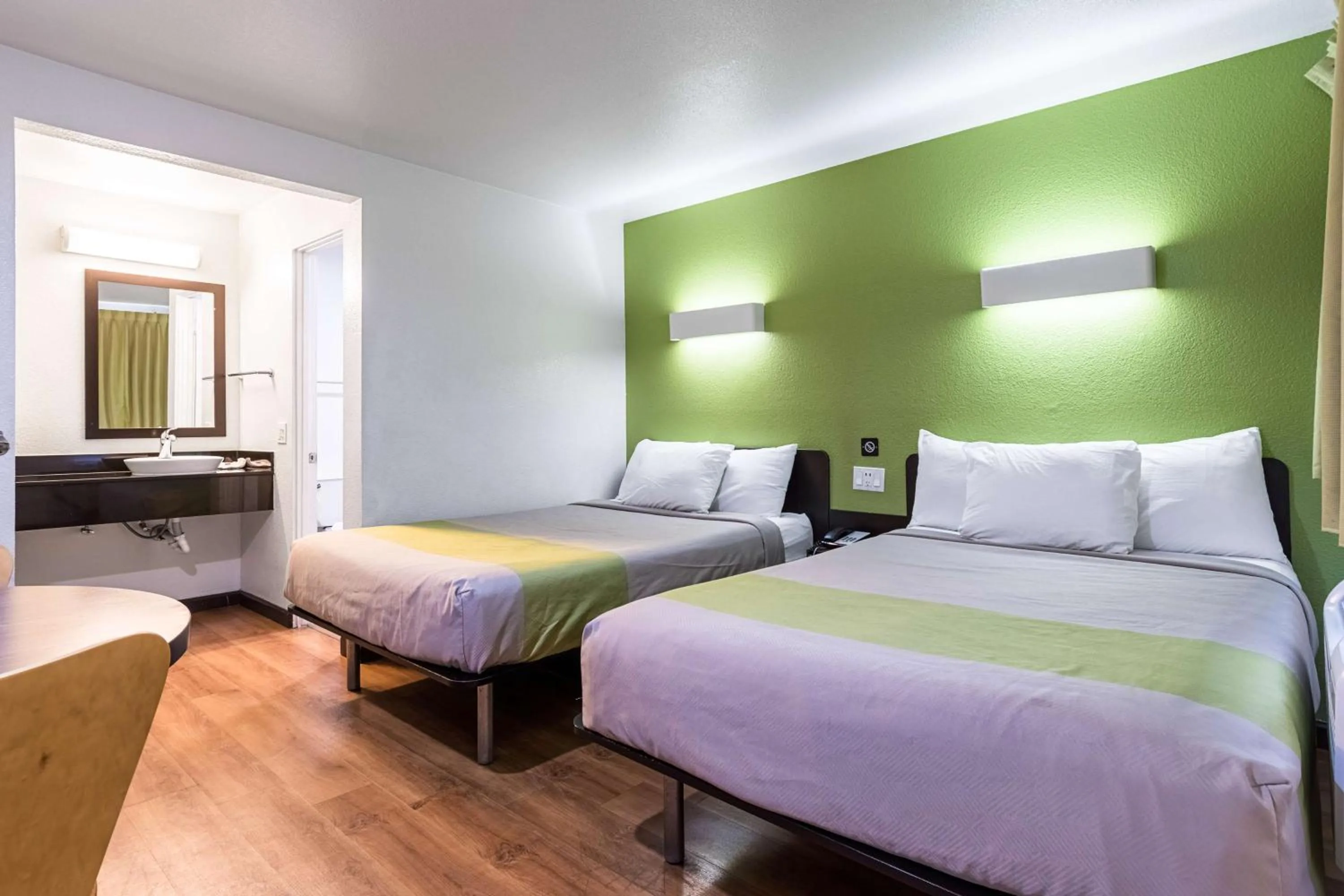 Photo of the whole room, Bed in Motel 6 Riverside, CA - UCR East