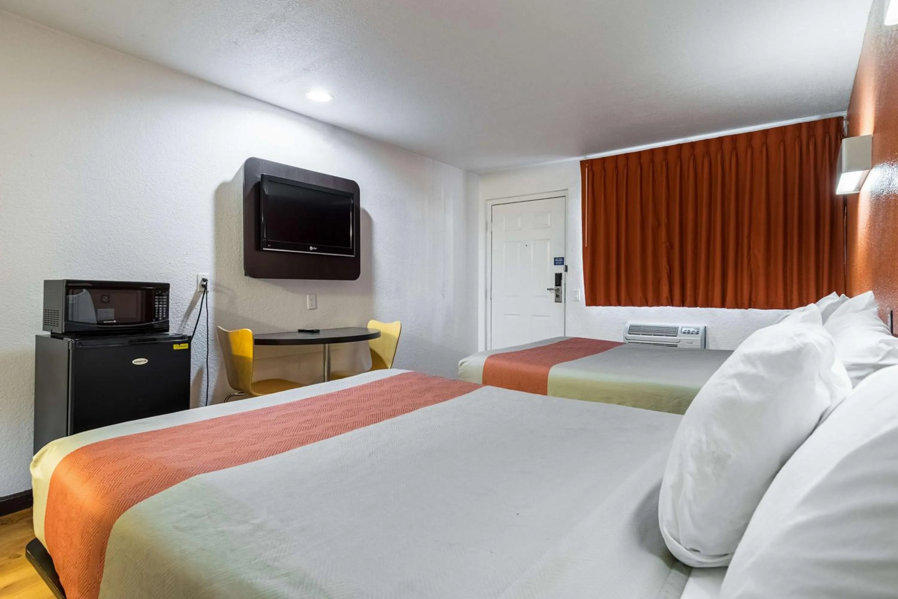 Photo of the whole room, Bed in Motel 6 Riverside, CA - UCR East