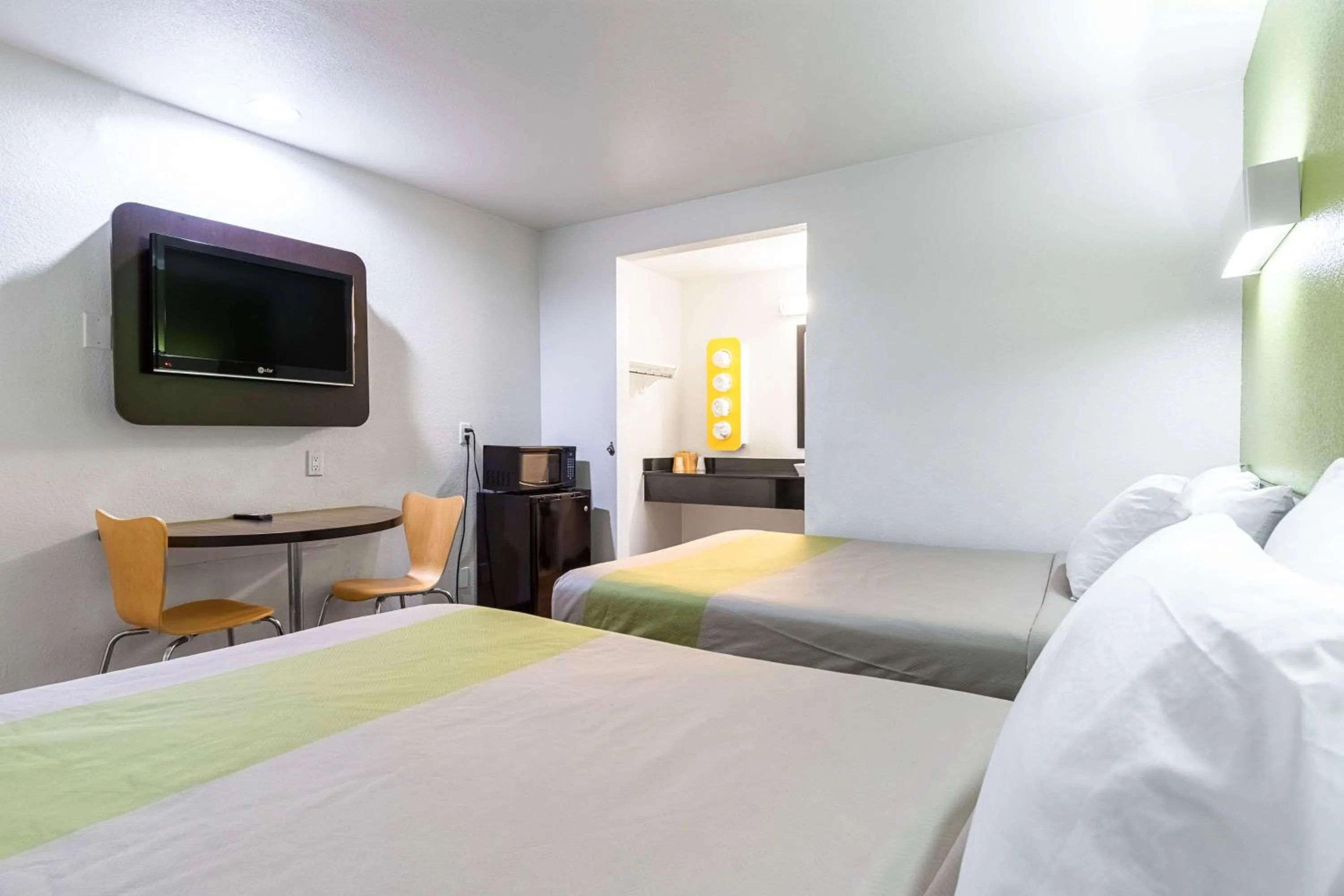 Photo of the whole room, Bed in Motel 6 Riverside, CA - UCR East