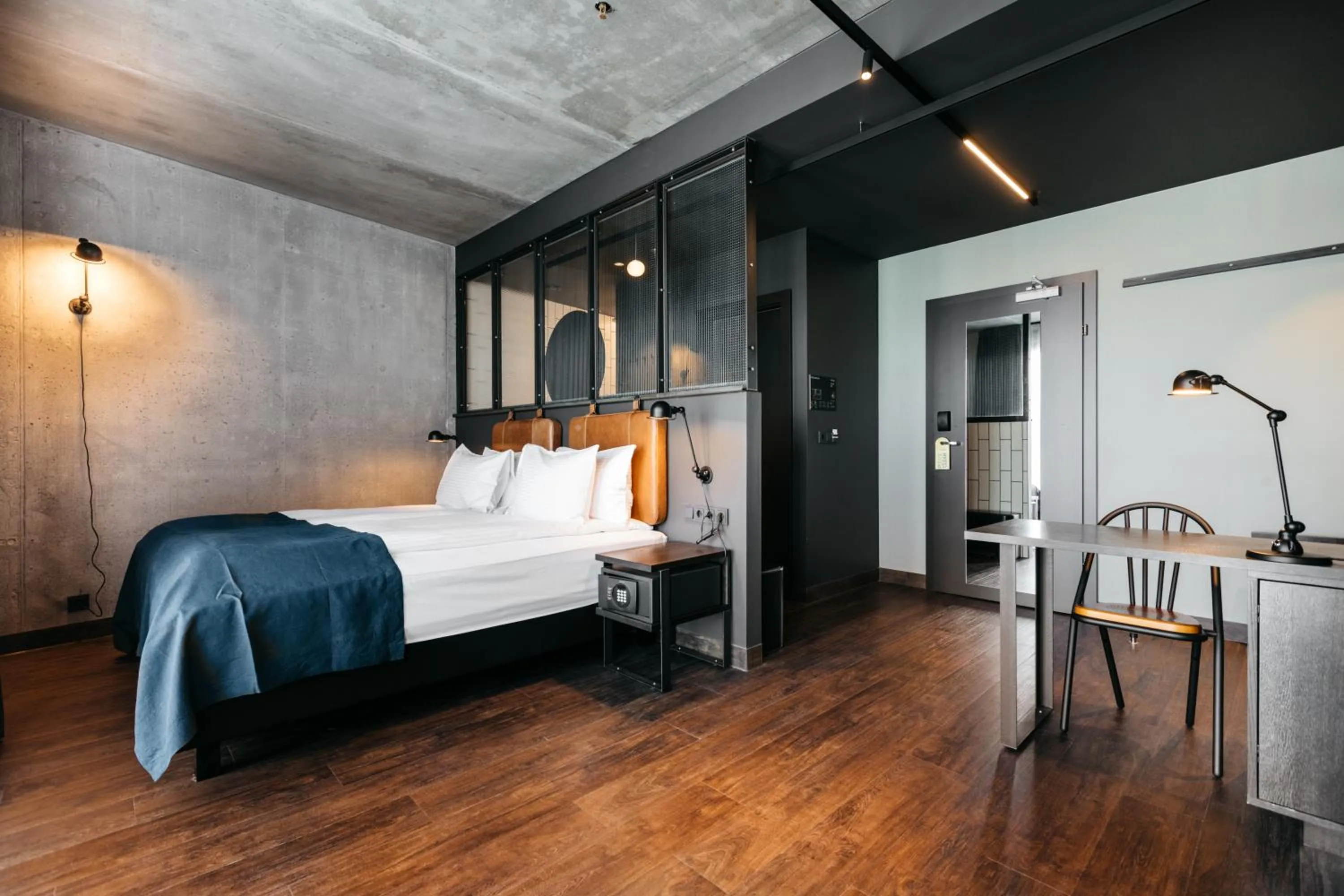 Photo of the whole room, Bed in Exeter Hotel