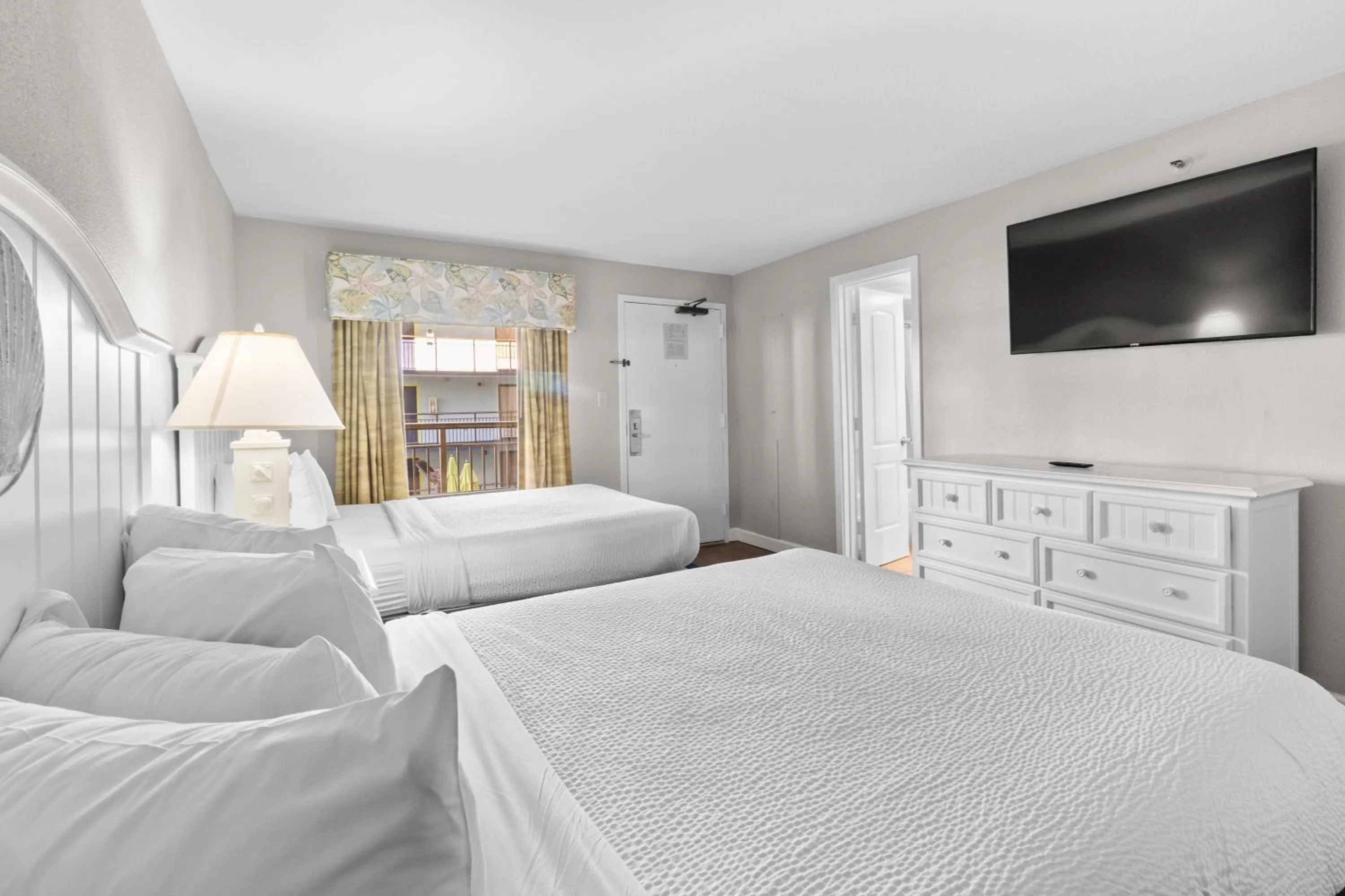 Bedroom, Bed in Monterey Bay Suites