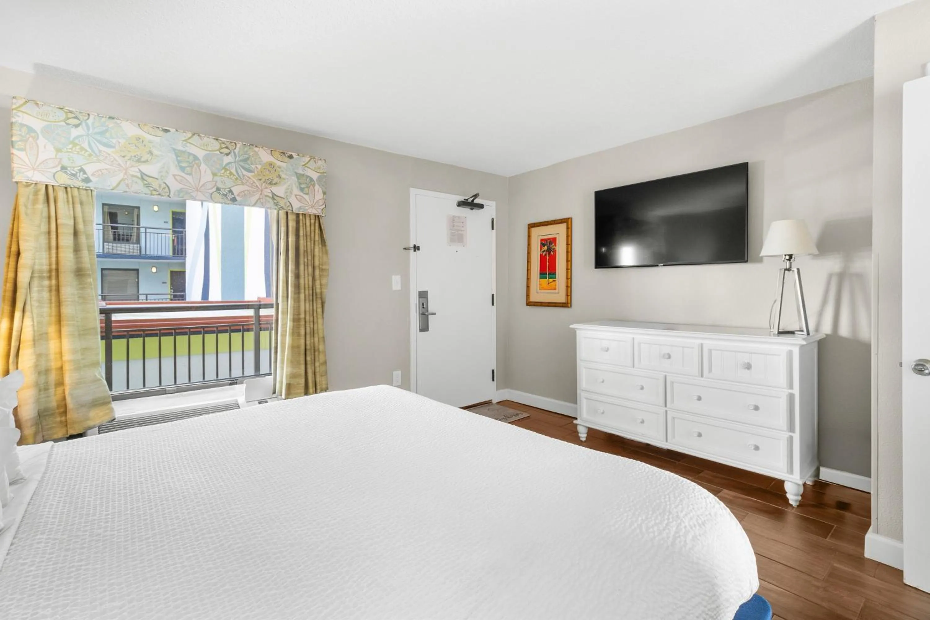 Bedroom, Bed in Monterey Bay Suites