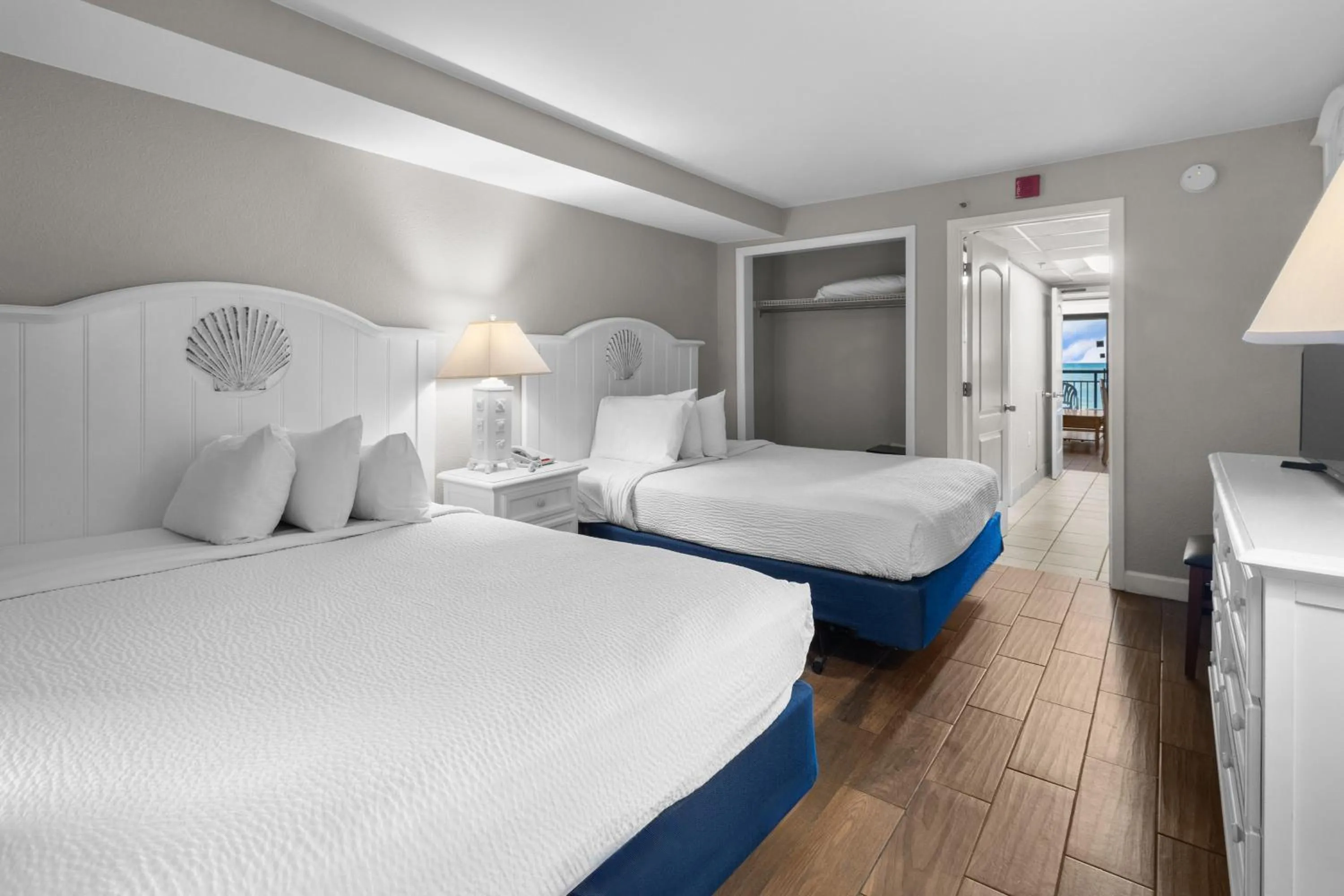 Bedroom, Bed in Monterey Bay Suites