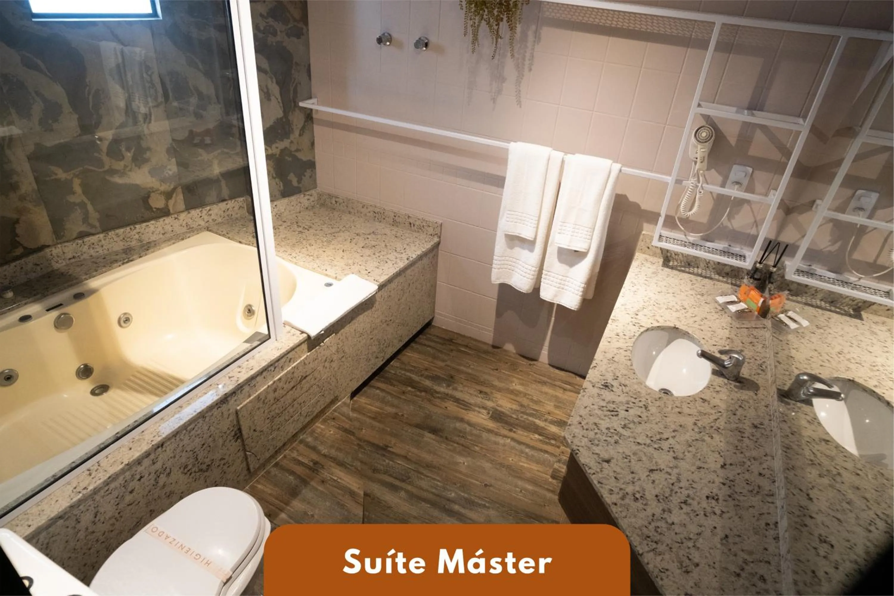 Bathroom in Camboriú Praia Hotel