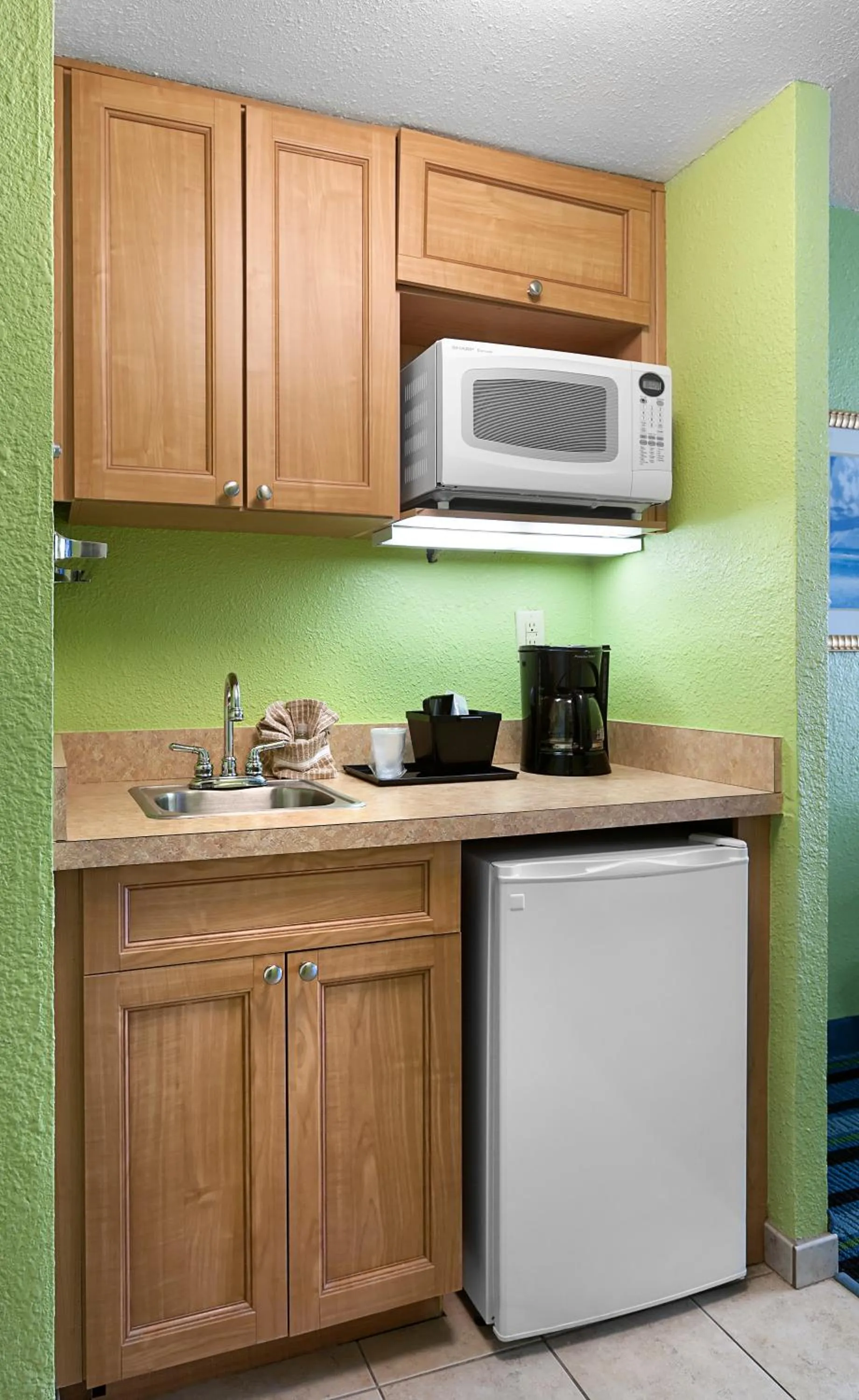 Coffee/tea facilities in Breakers Resort Hotel