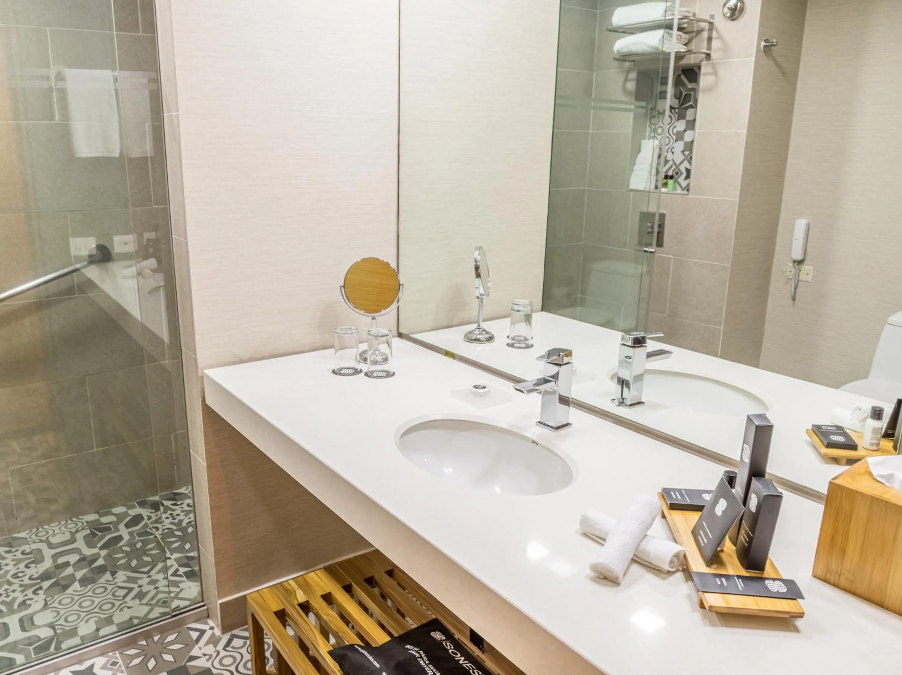 Shower in Sonesta Hotel Bogotá