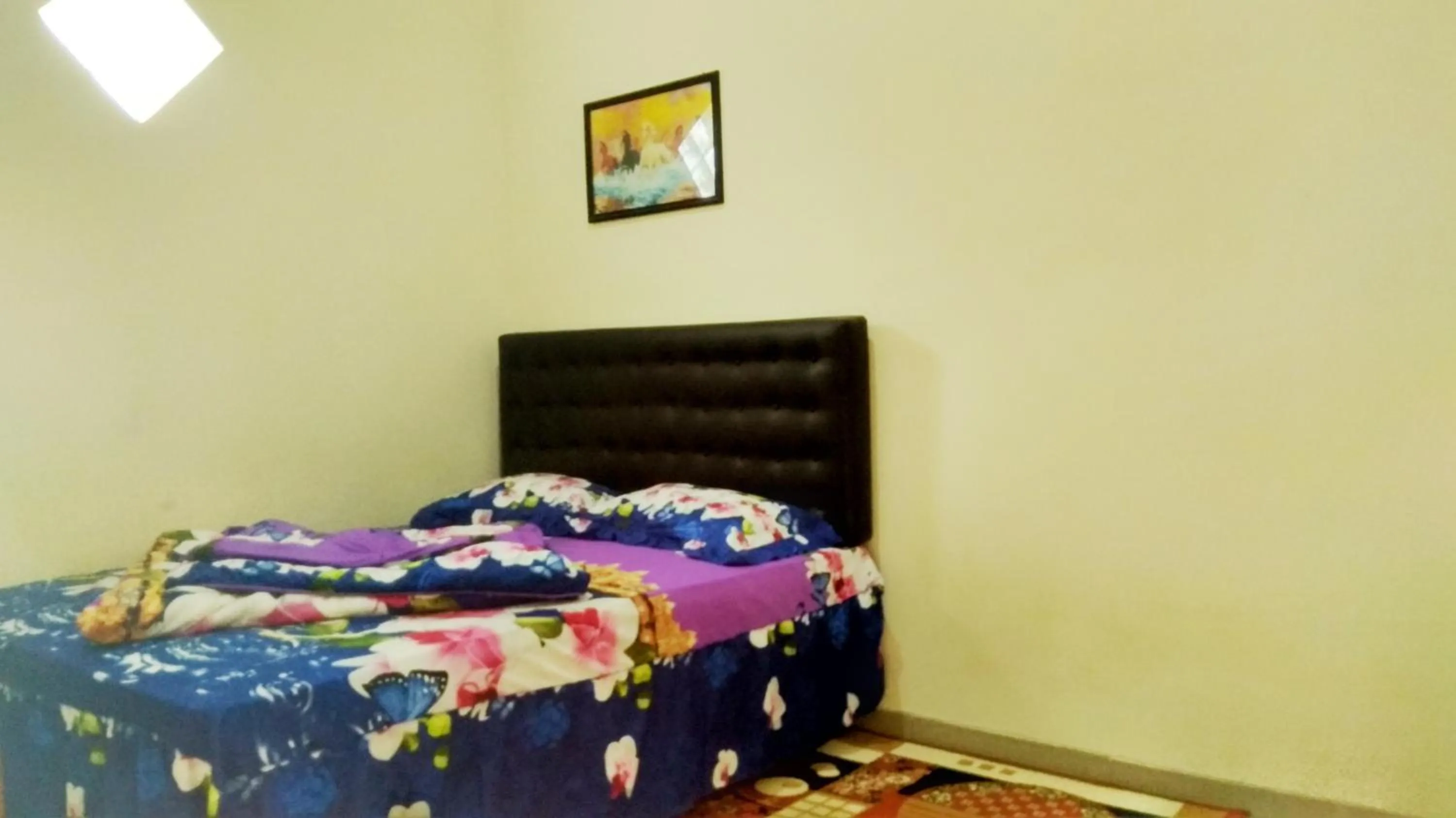 Shower, Bed in Penginapan Kahan