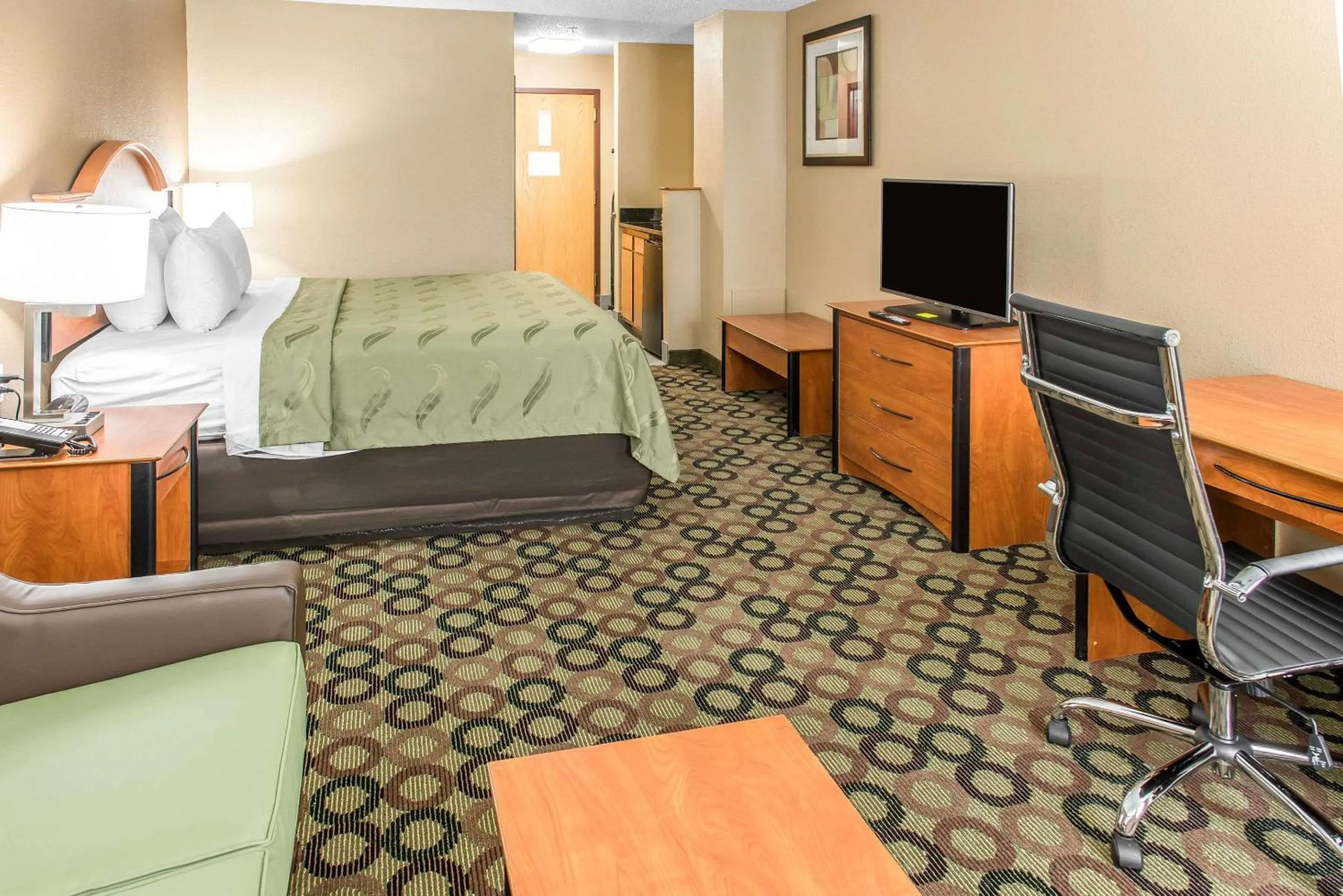 Photo of the whole room, Bed in Quality Inn & Suites Columbus West - Hilliard