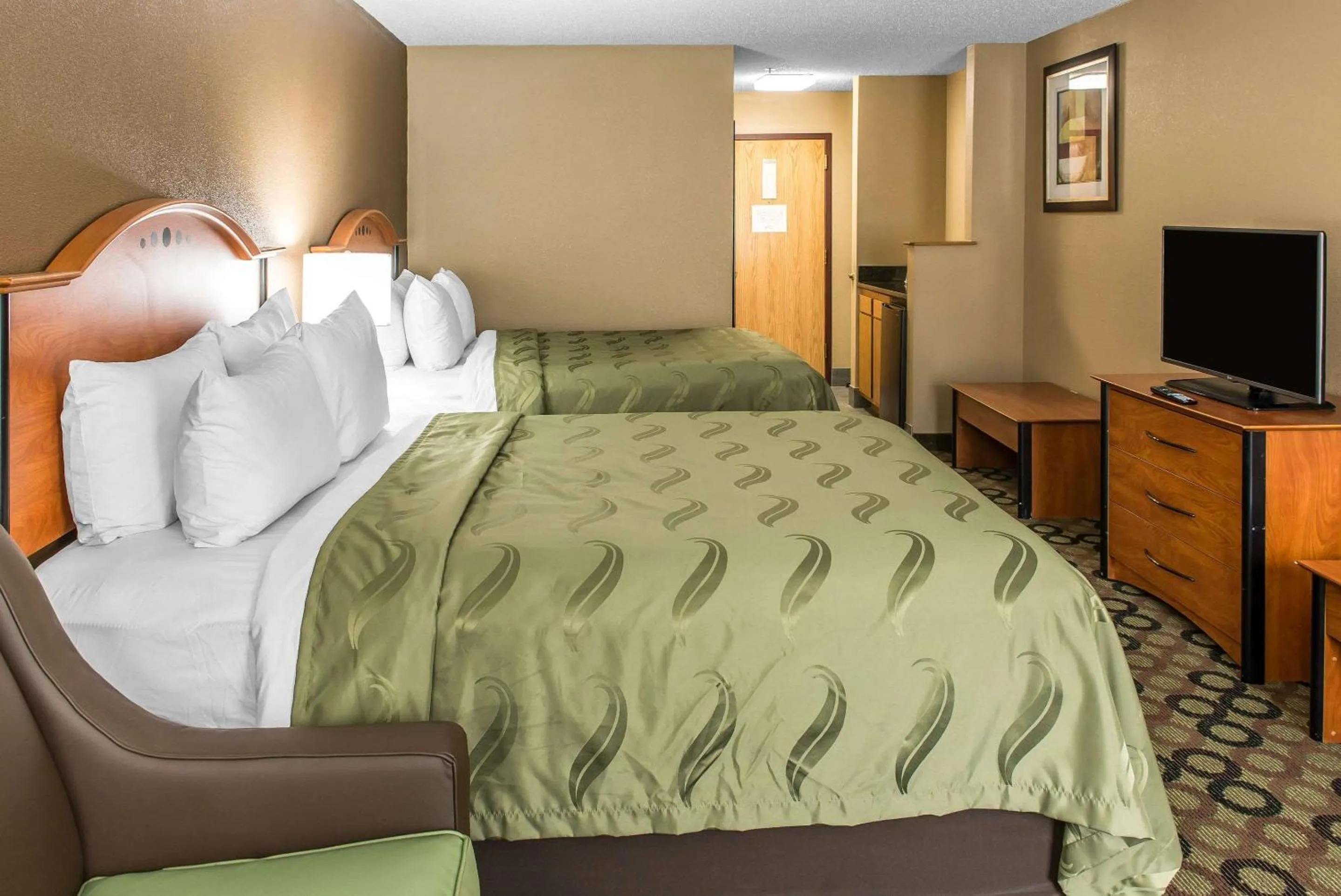 Photo of the whole room, Bed in Quality Inn & Suites Columbus West - Hilliard