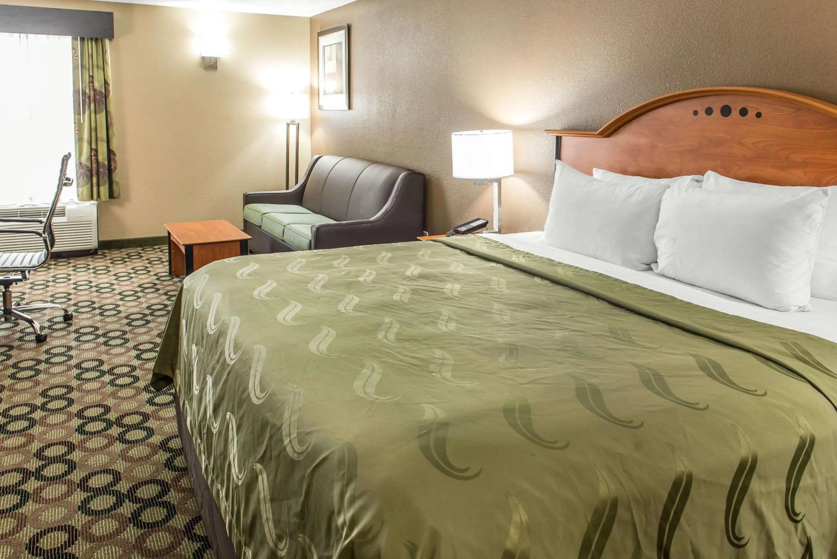 Photo of the whole room, Bed in Quality Inn & Suites Columbus West - Hilliard
