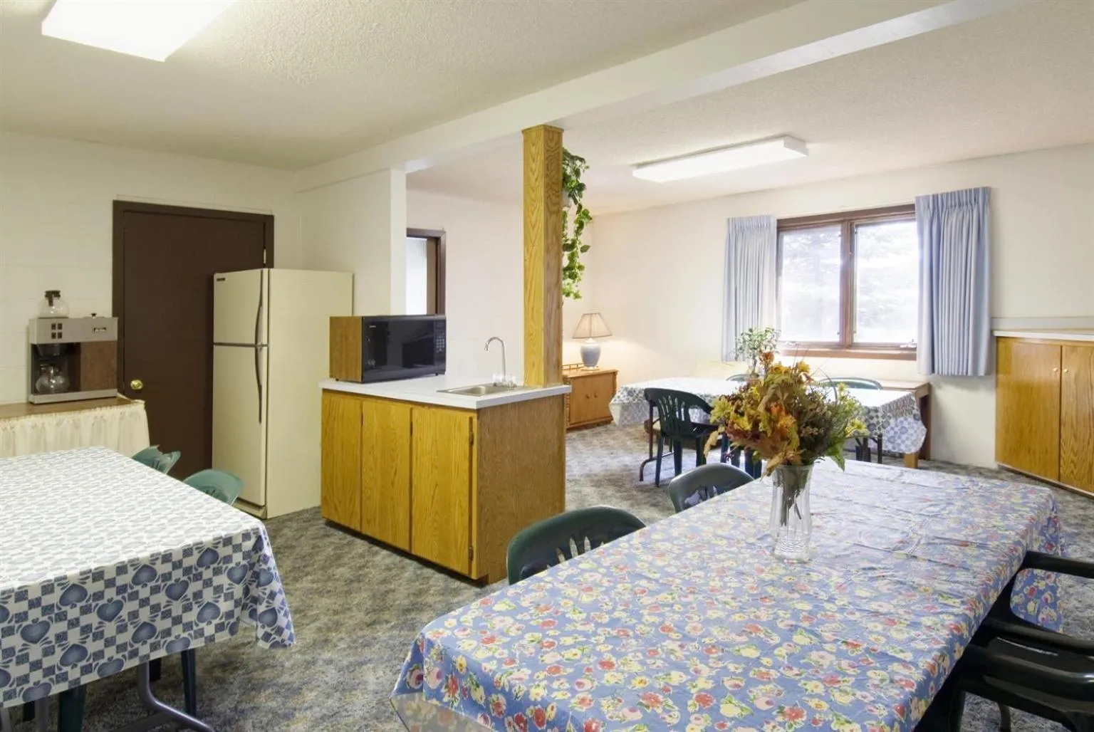 Dining area, Bed in Americas Best Value Inn Laramie