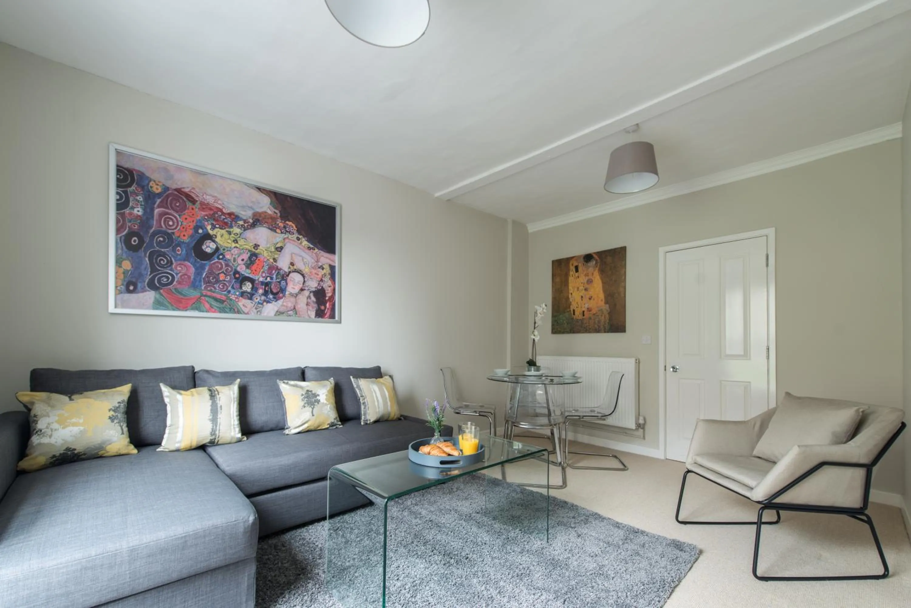 Central Windsor Apartment Facing the Castle