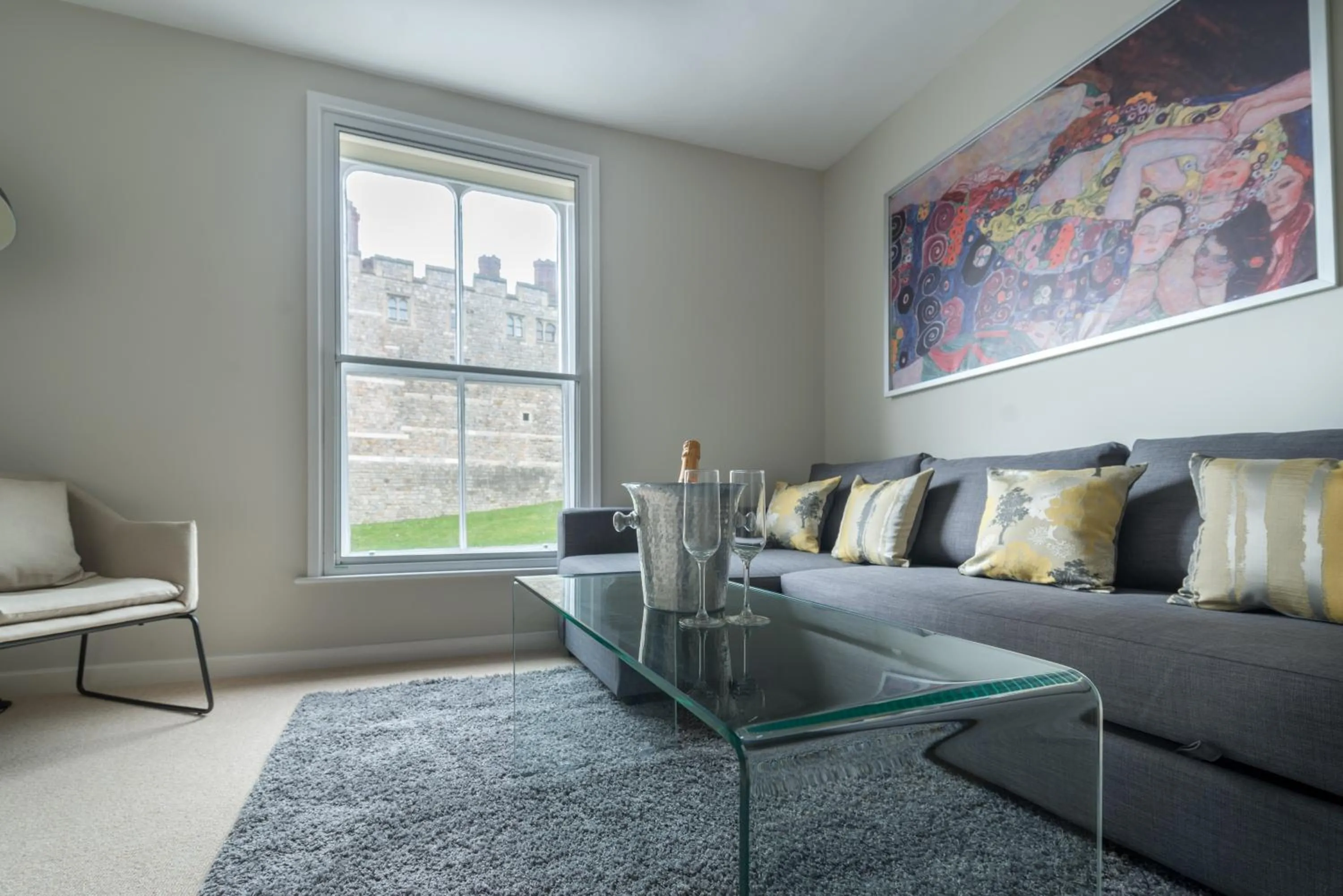 Central Windsor Apartment Facing the Castle