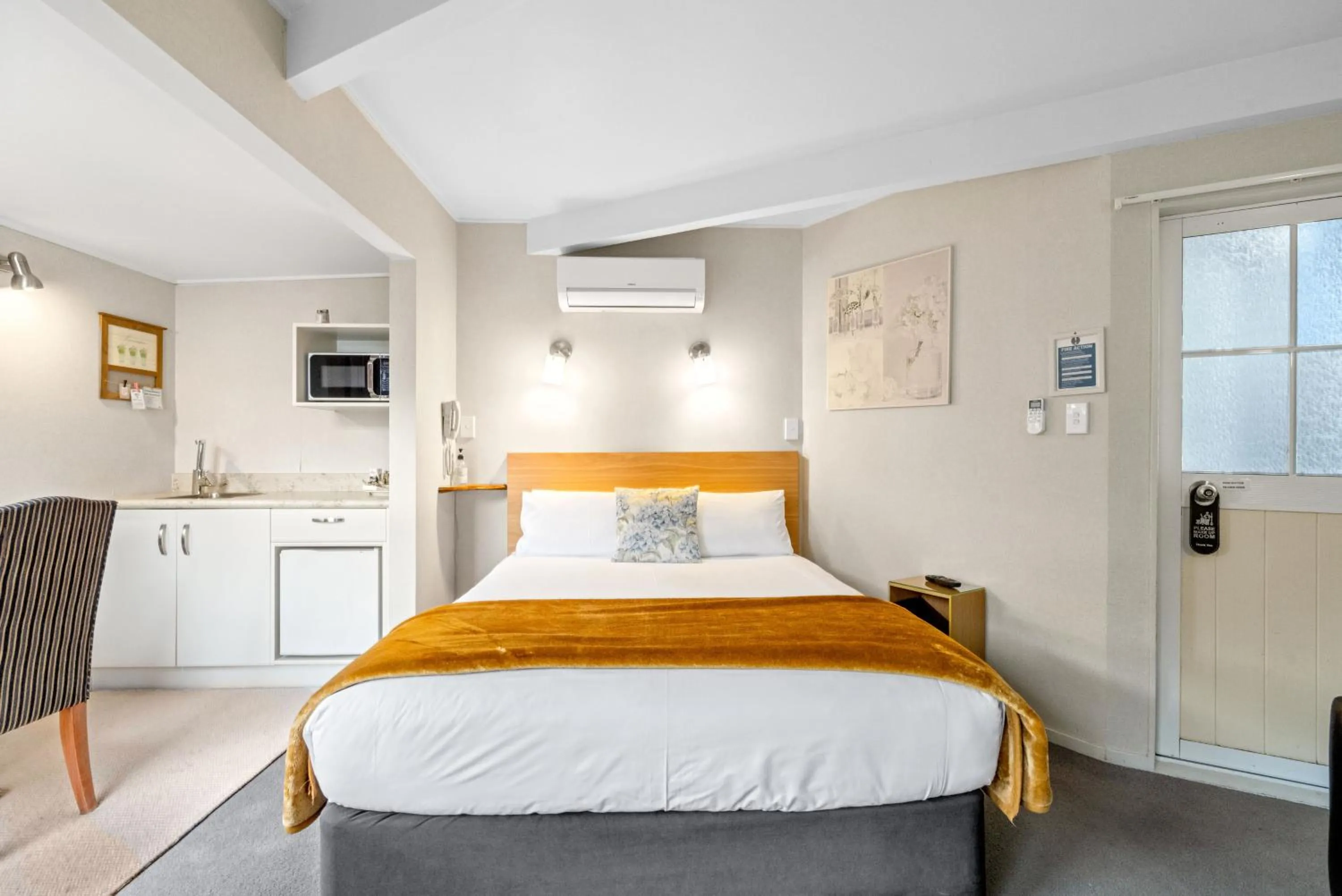 Bed in Cottage Mews Motel