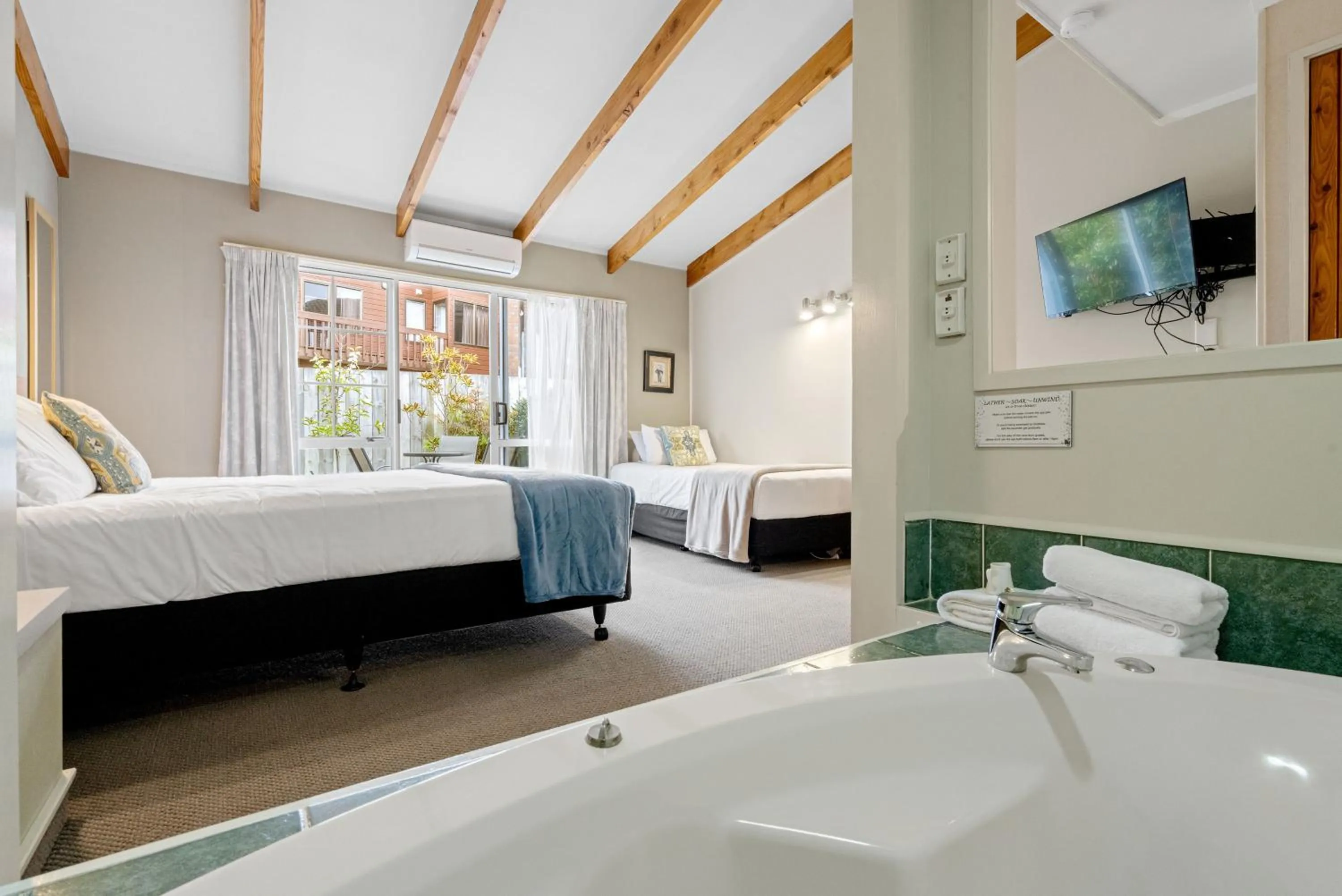 Bed in Cottage Mews Motel