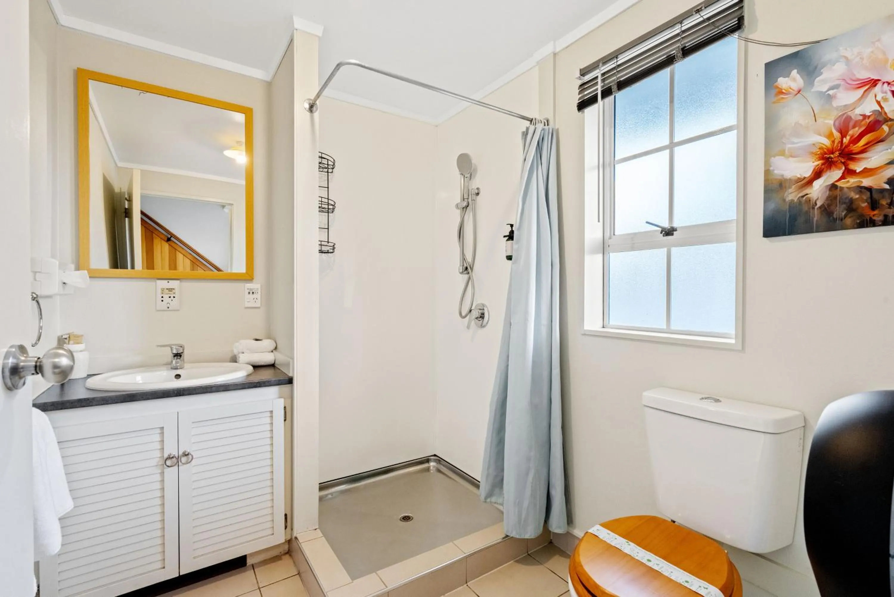 Shower in Cottage Mews Motel