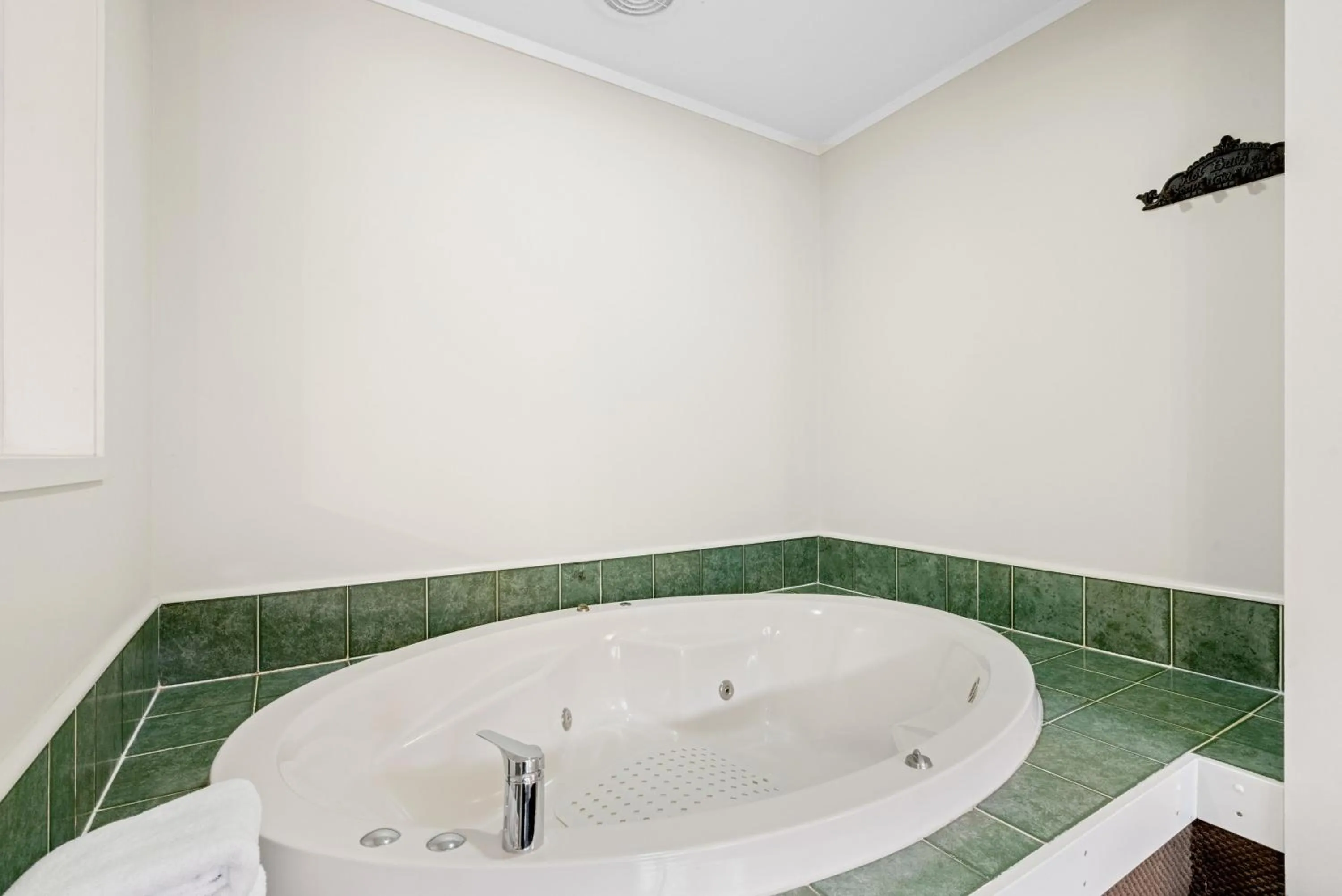 Bath in Cottage Mews Motel