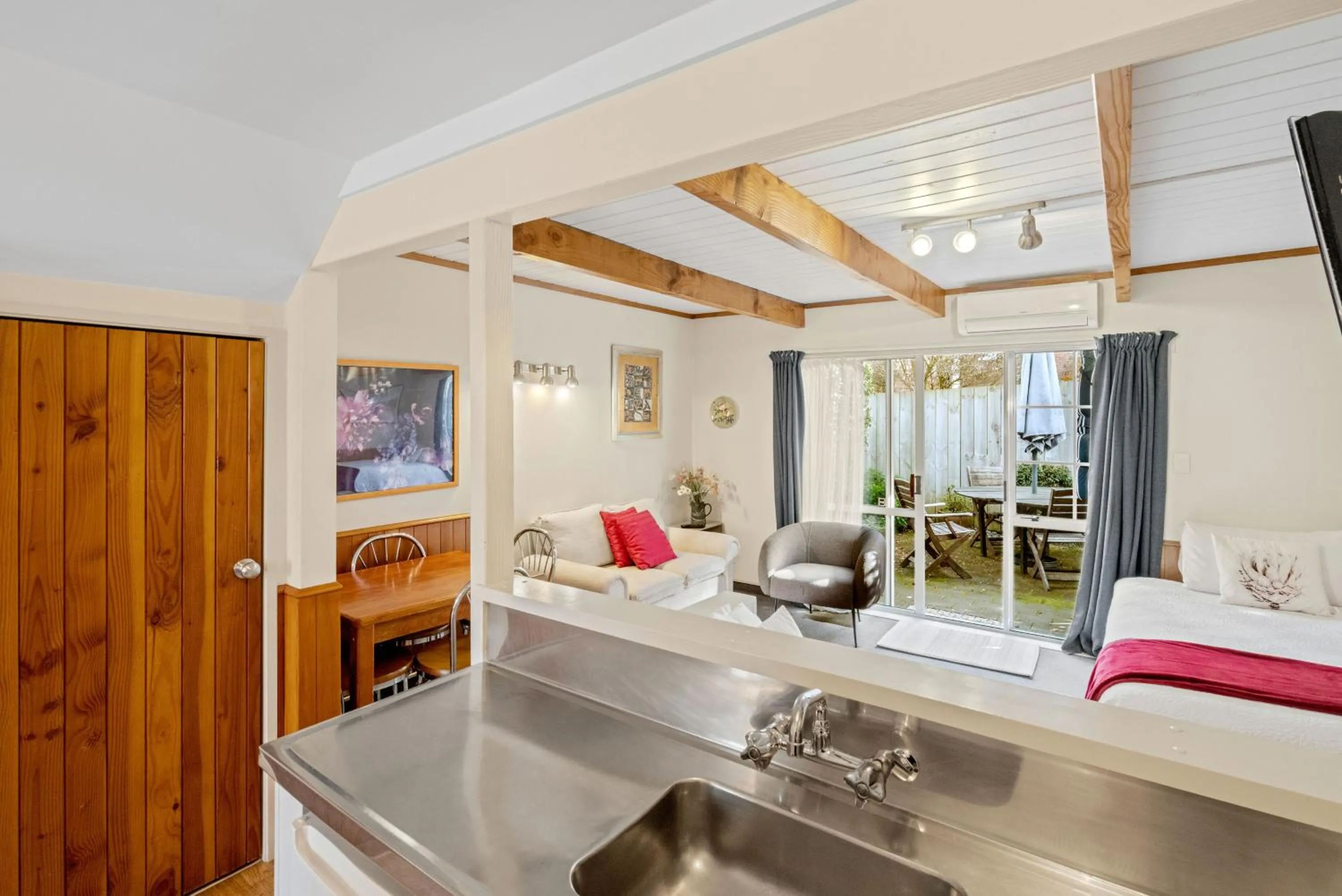 Kitchen or kitchenette, Bed in Cottage Mews Motel