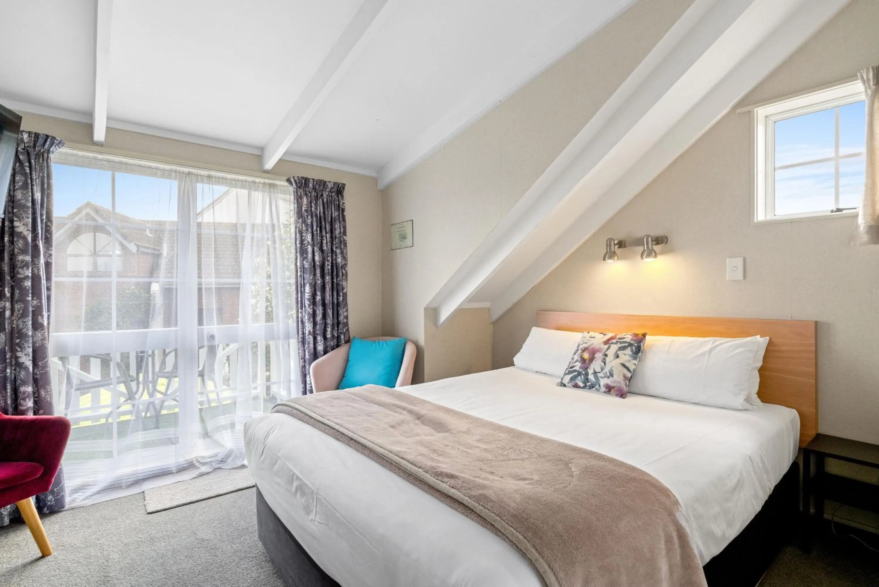 Bed in Cottage Mews Motel