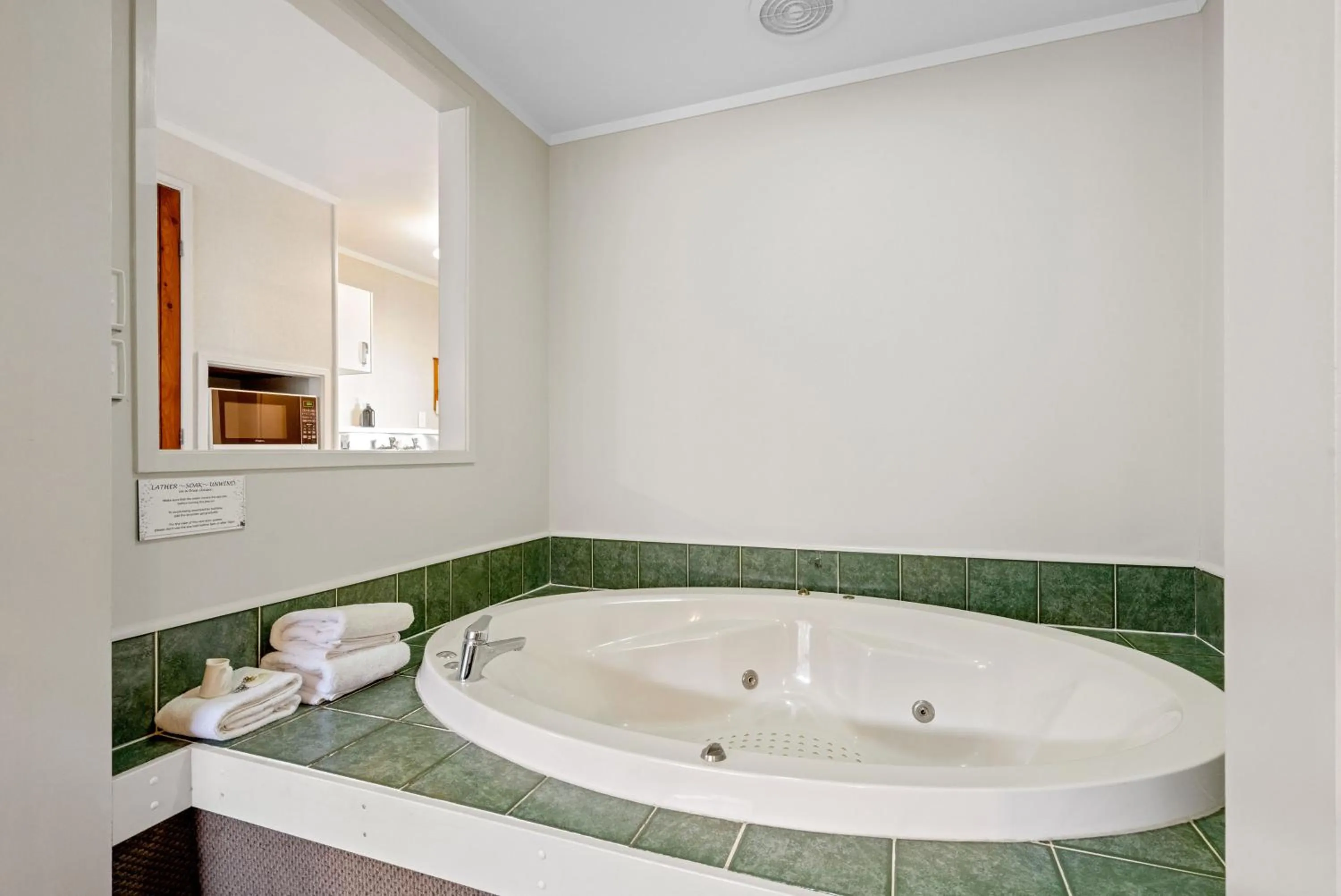 Bathroom in Cottage Mews Motel