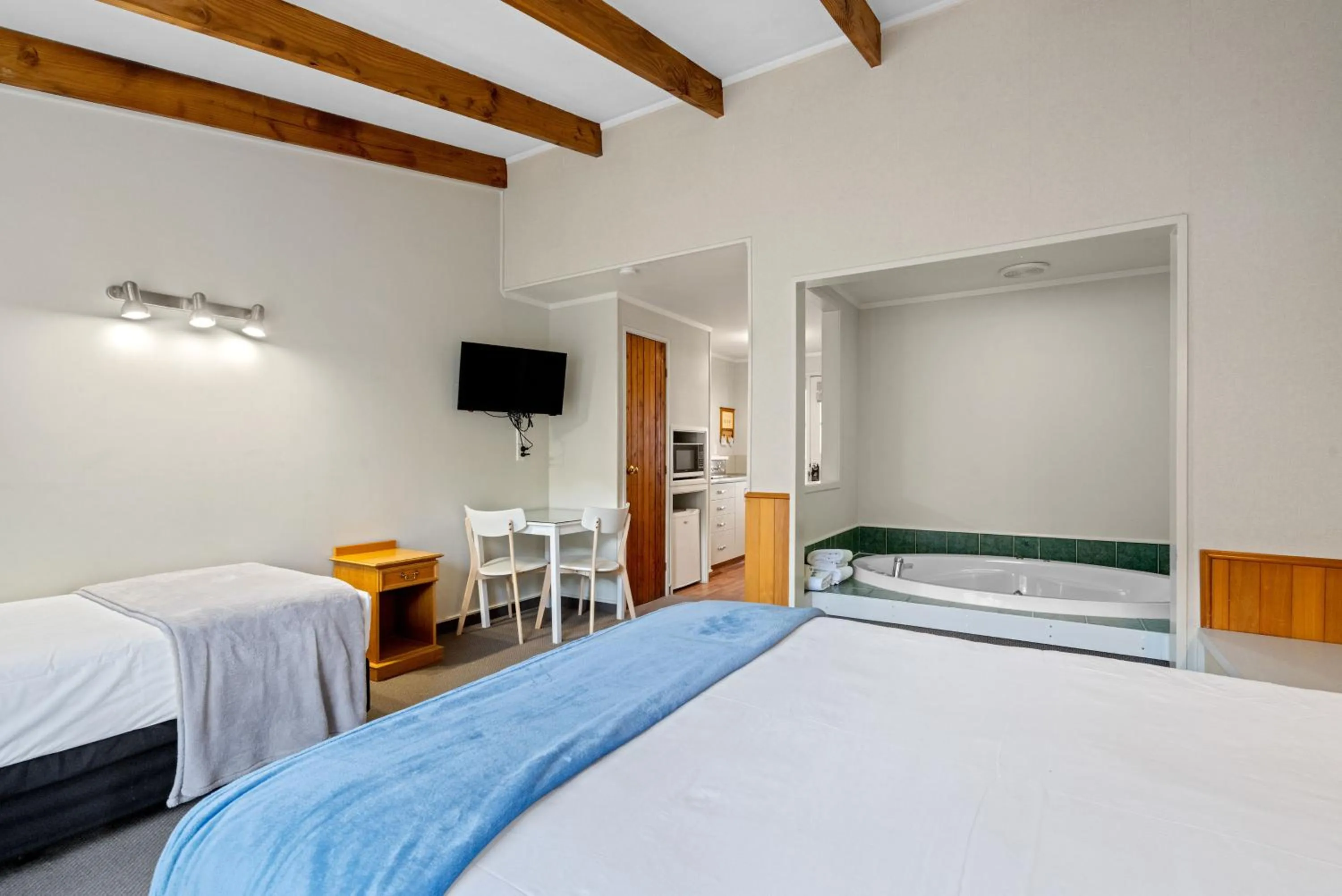 Bed in Cottage Mews Motel