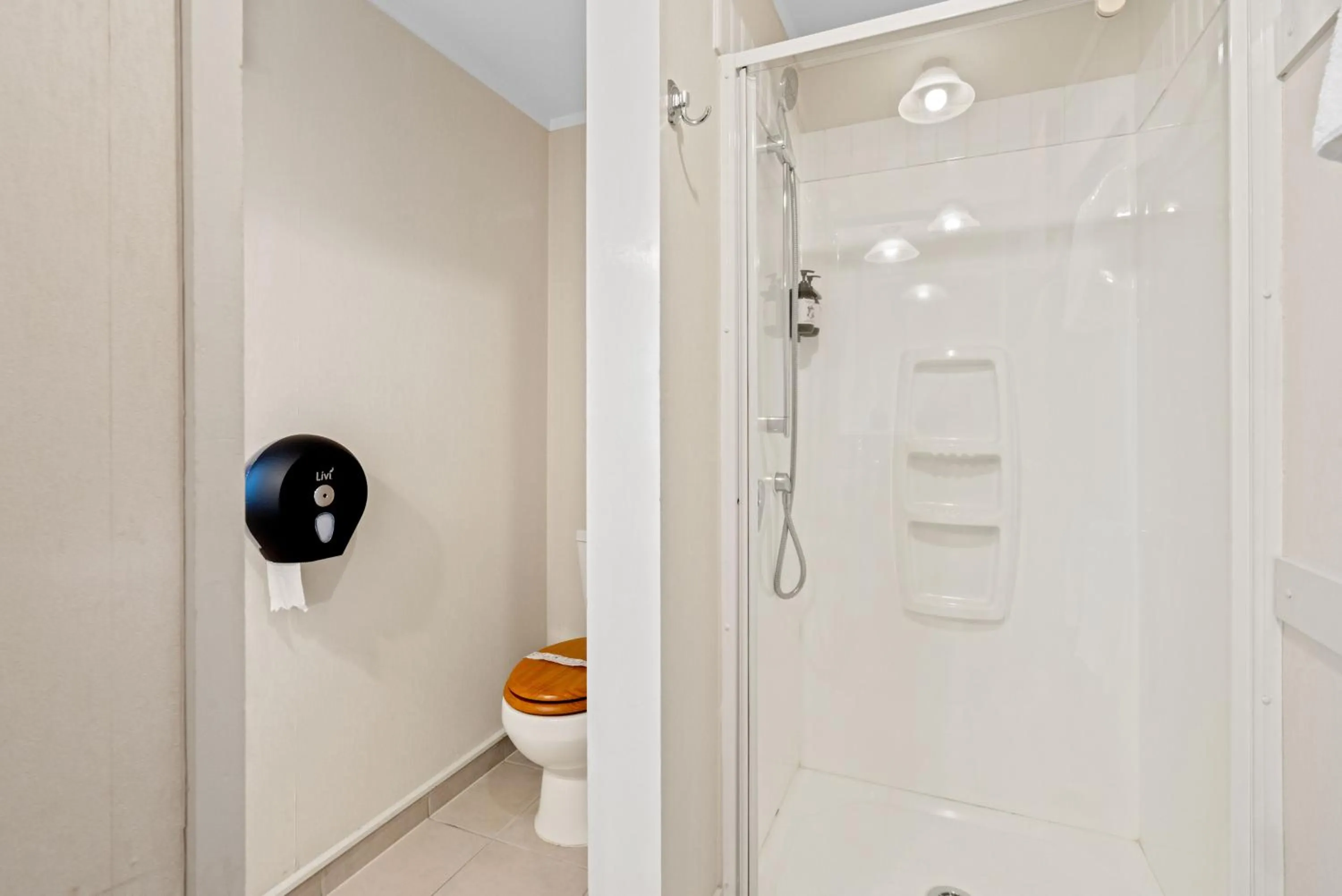 Shower in Cottage Mews Motel