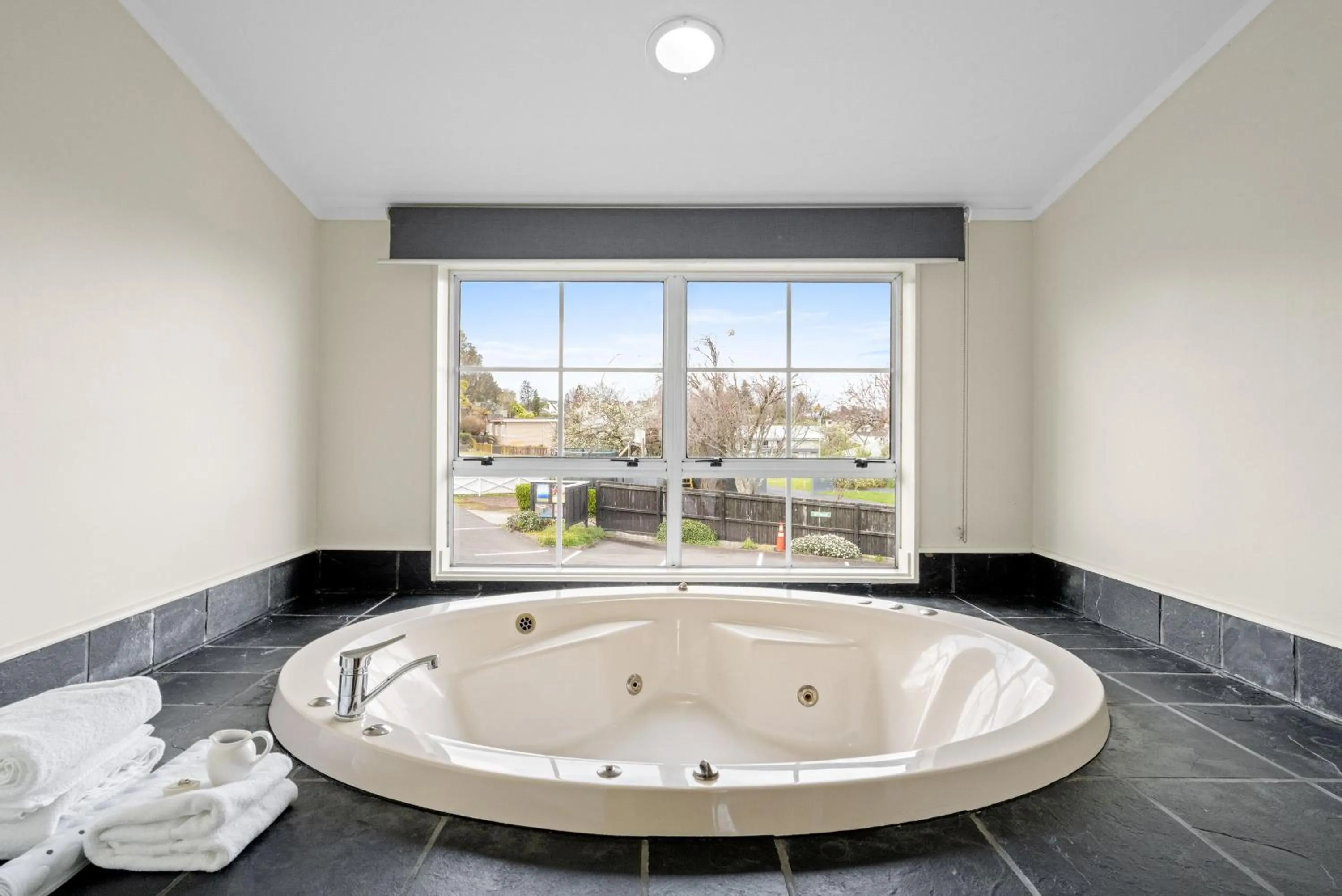 Hot Tub in Cottage Mews Motel