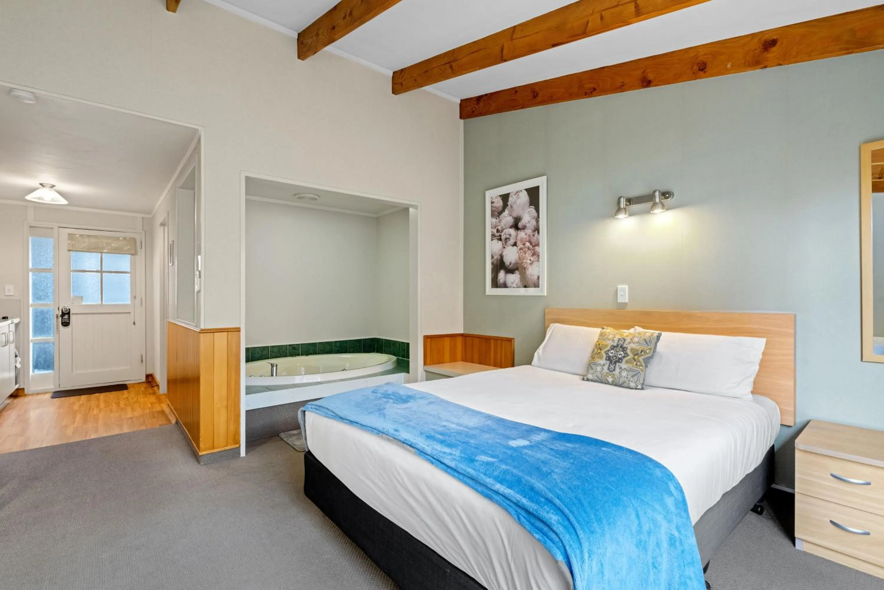 Bed in Cottage Mews Motel