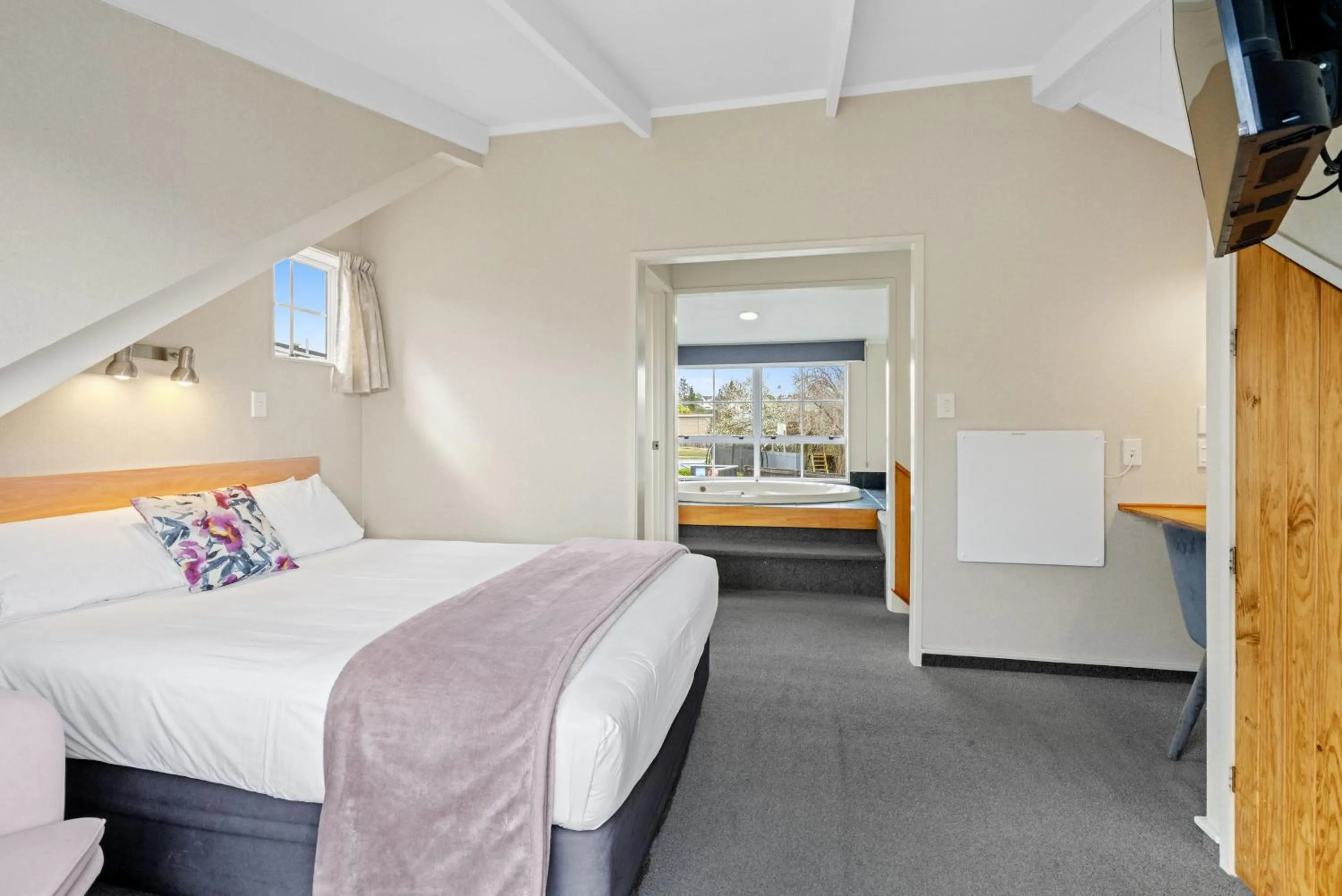 Bed in Cottage Mews Motel