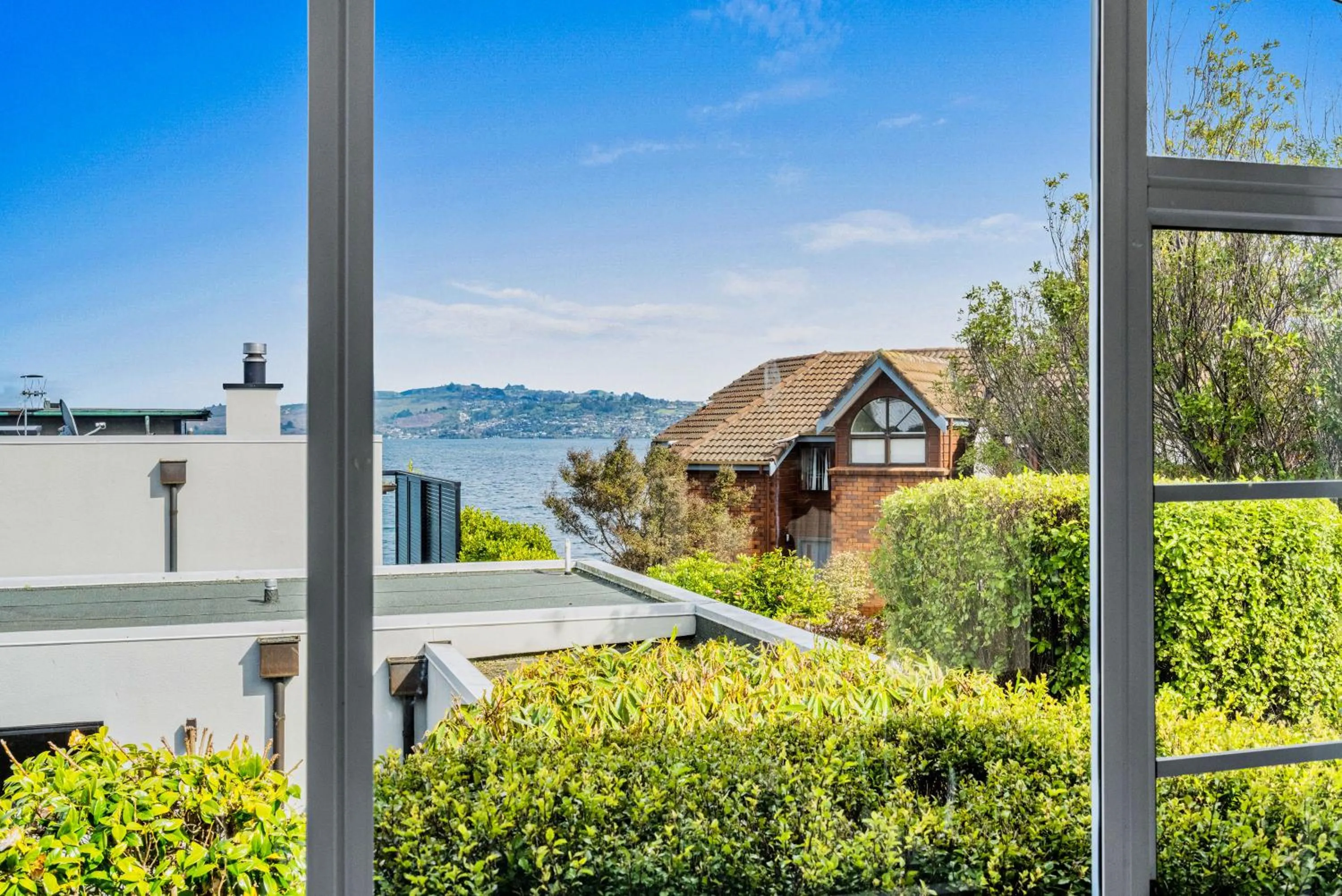 Lake view in Cottage Mews Motel