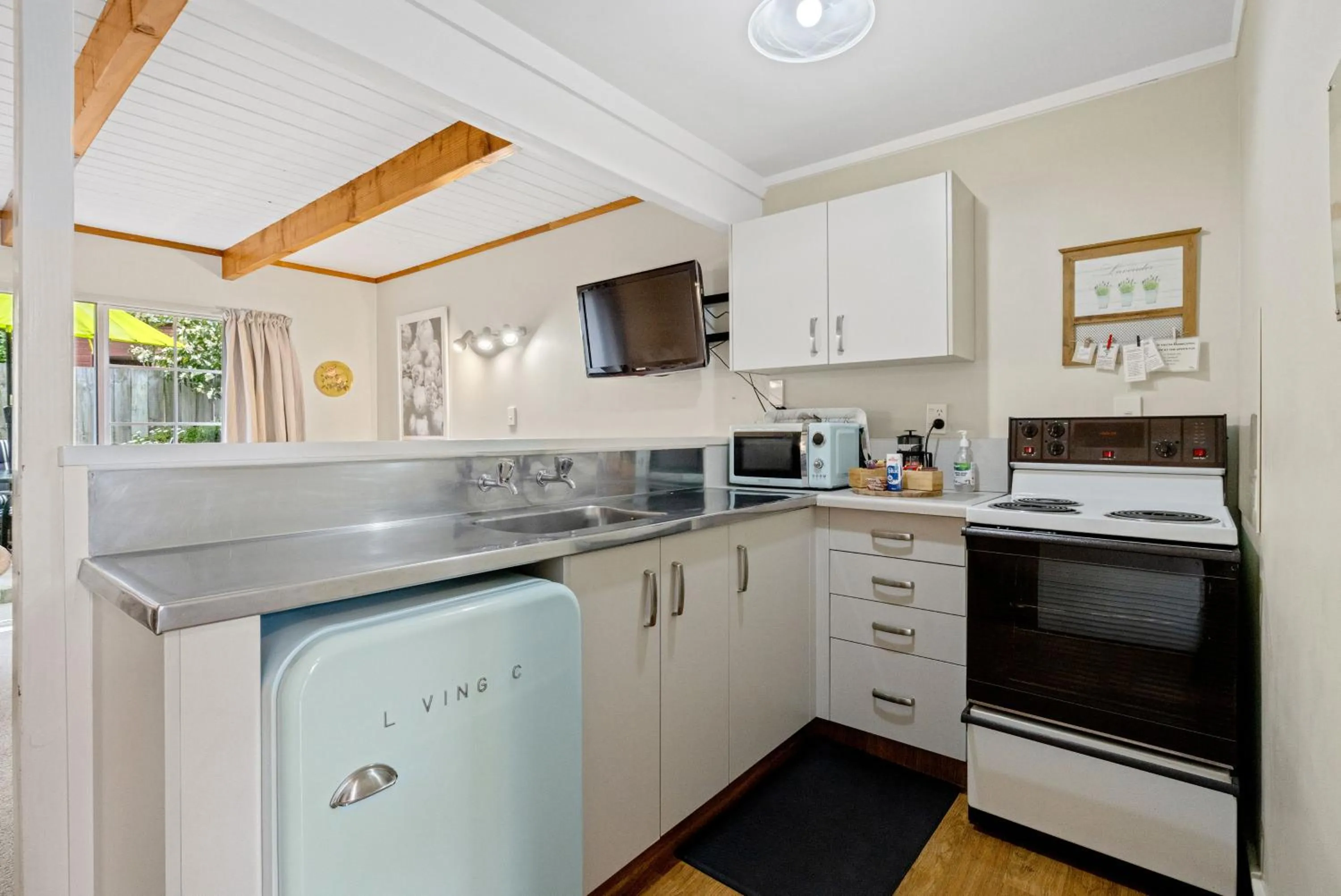 Kitchen or kitchenette in Cottage Mews Motel