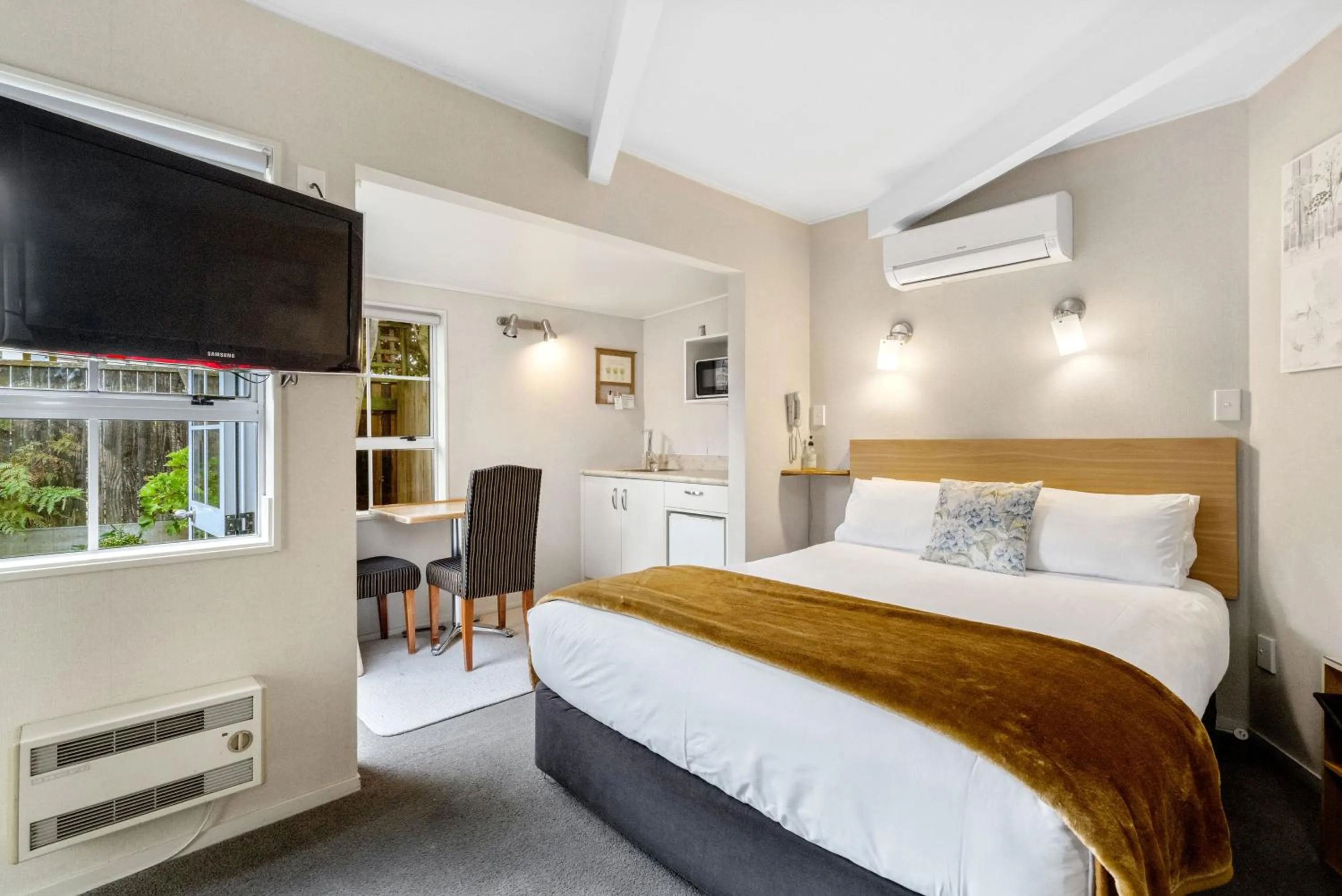 TV and multimedia, Bed in Cottage Mews Motel