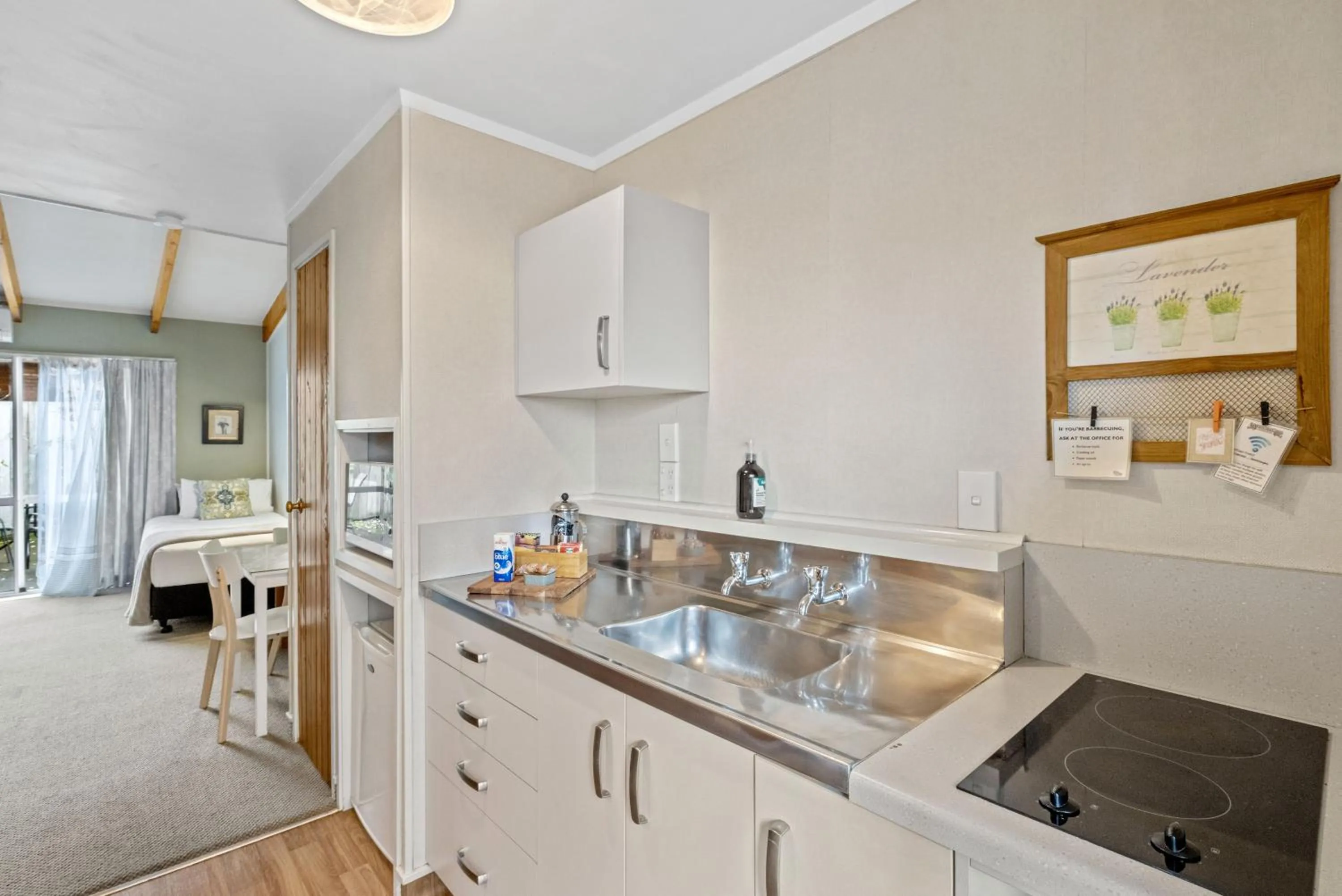 Kitchen or kitchenette in Cottage Mews Motel