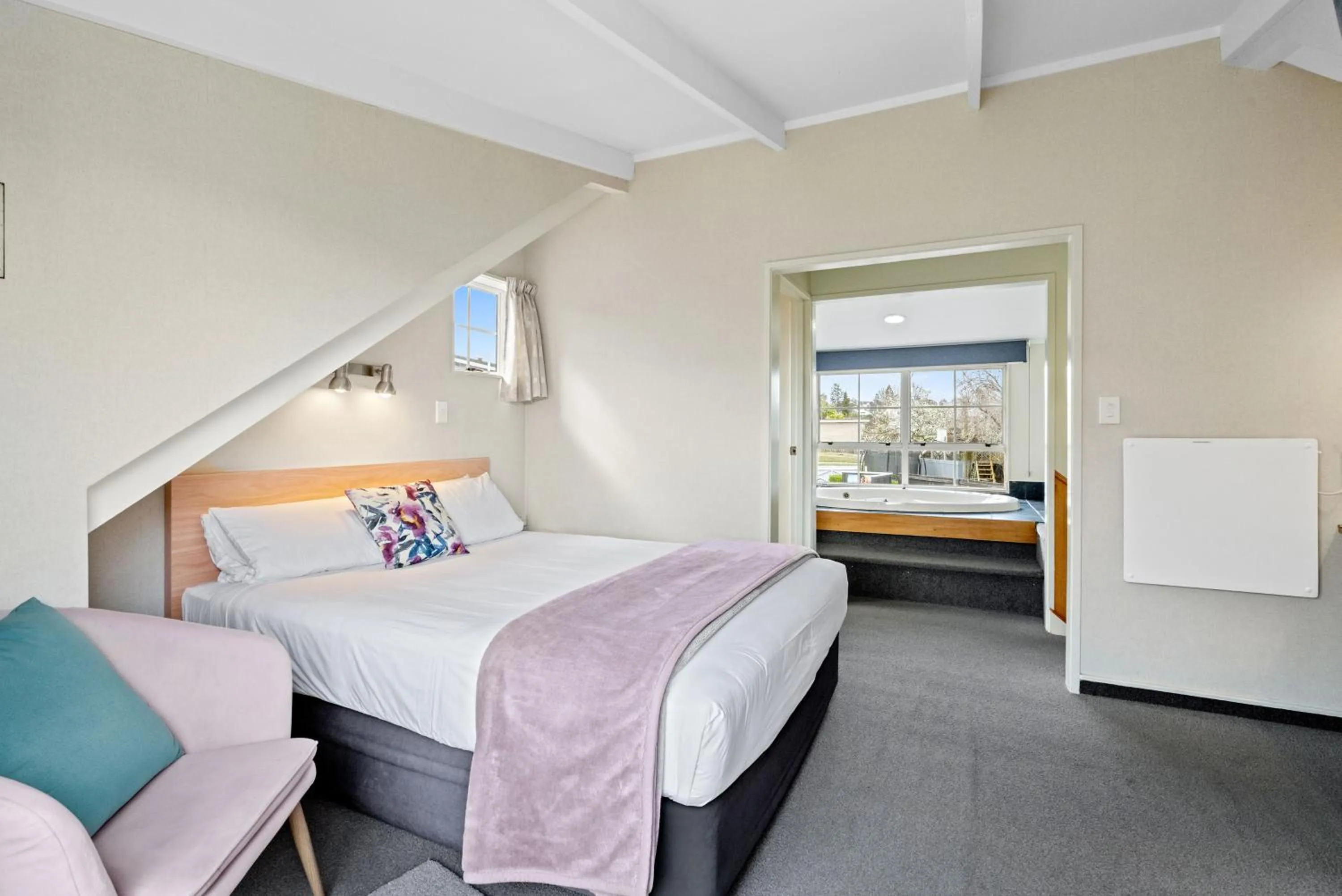 Bed in Cottage Mews Motel