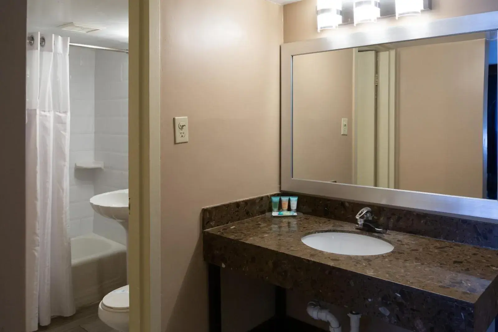 Deluxe Queen Room with Two Queen Beds - Non-Smoking in Hotel Pentagon Deluxe Queen Room with Two Queen Beds - Non-Smoking in Hotel Pentagon