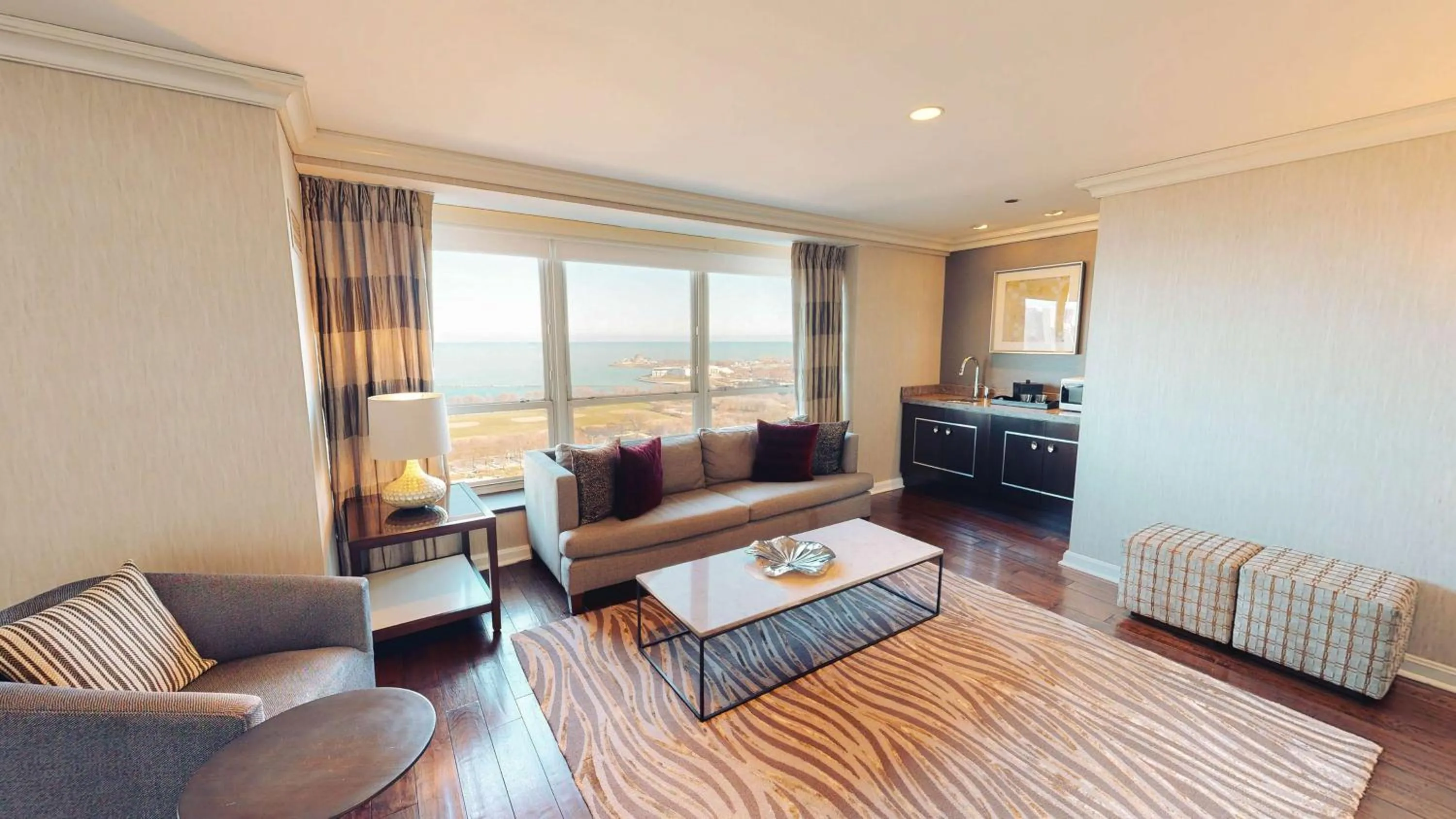 Living room in Hilton Chicago