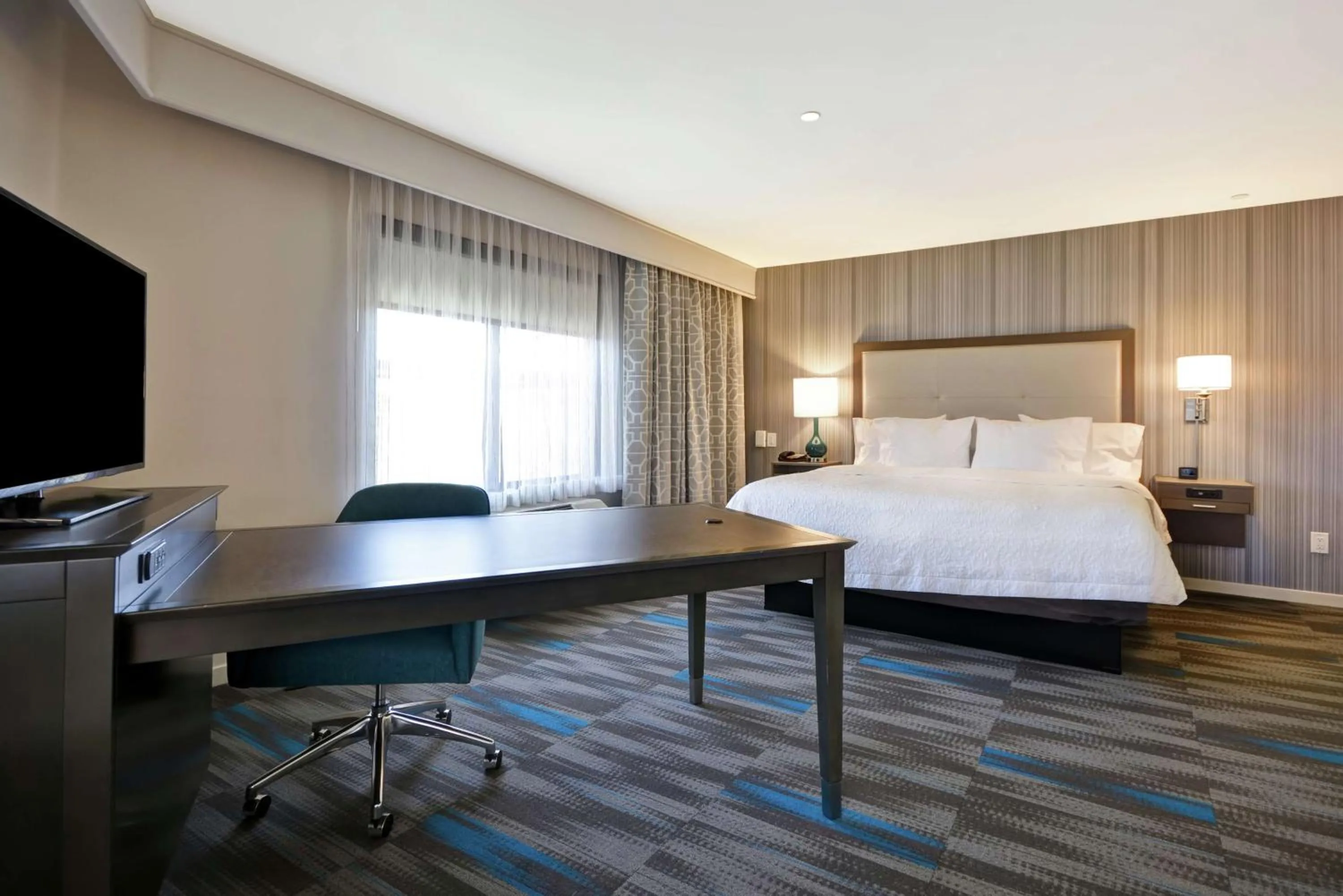 Bedroom, Bed in Hampton Inn & Suites Los Angeles Burbank Airport