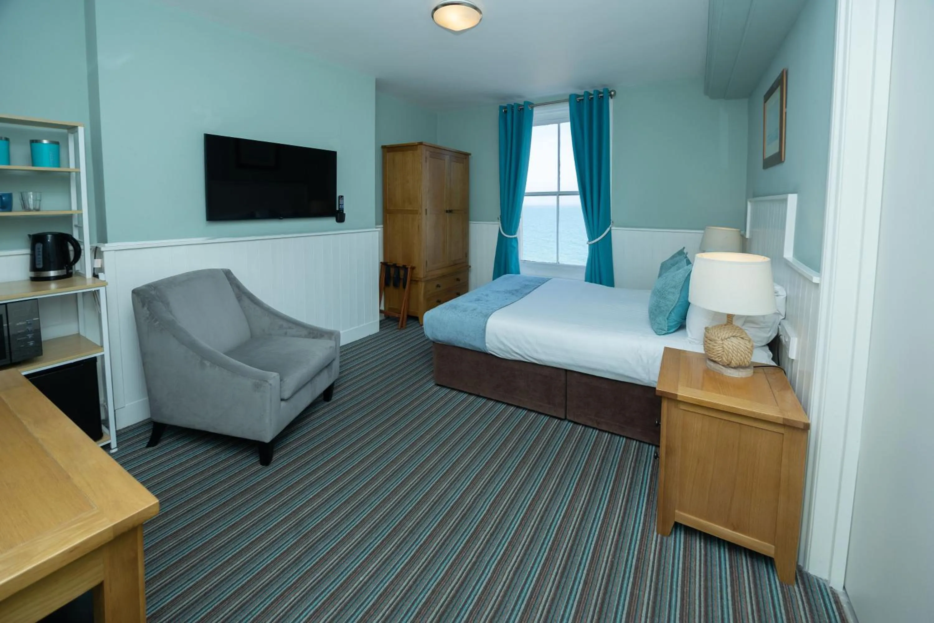 Kitchen or kitchenette, Bed in The Clarendon Hotel