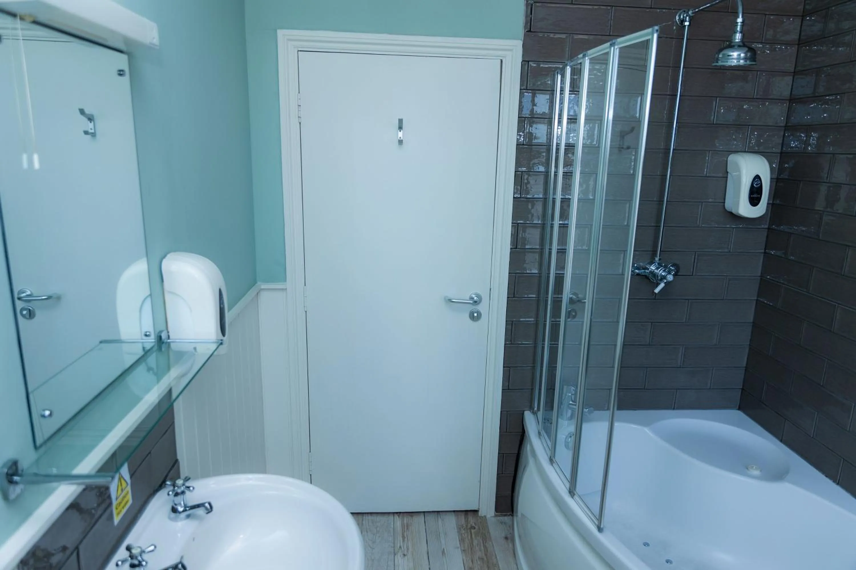 Shower in The Clarendon Hotel