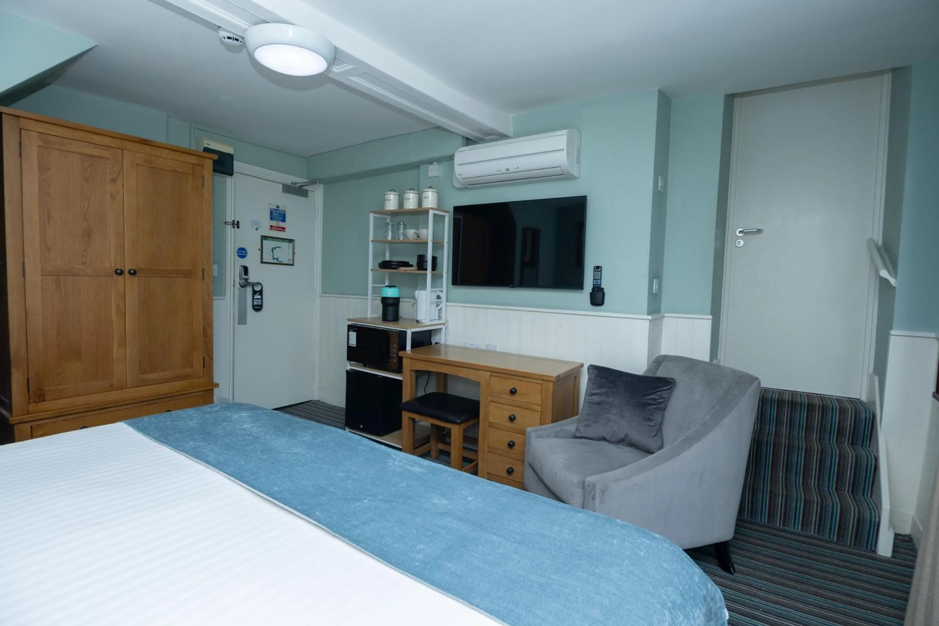 Coffee/tea facilities, Bed in The Clarendon Hotel