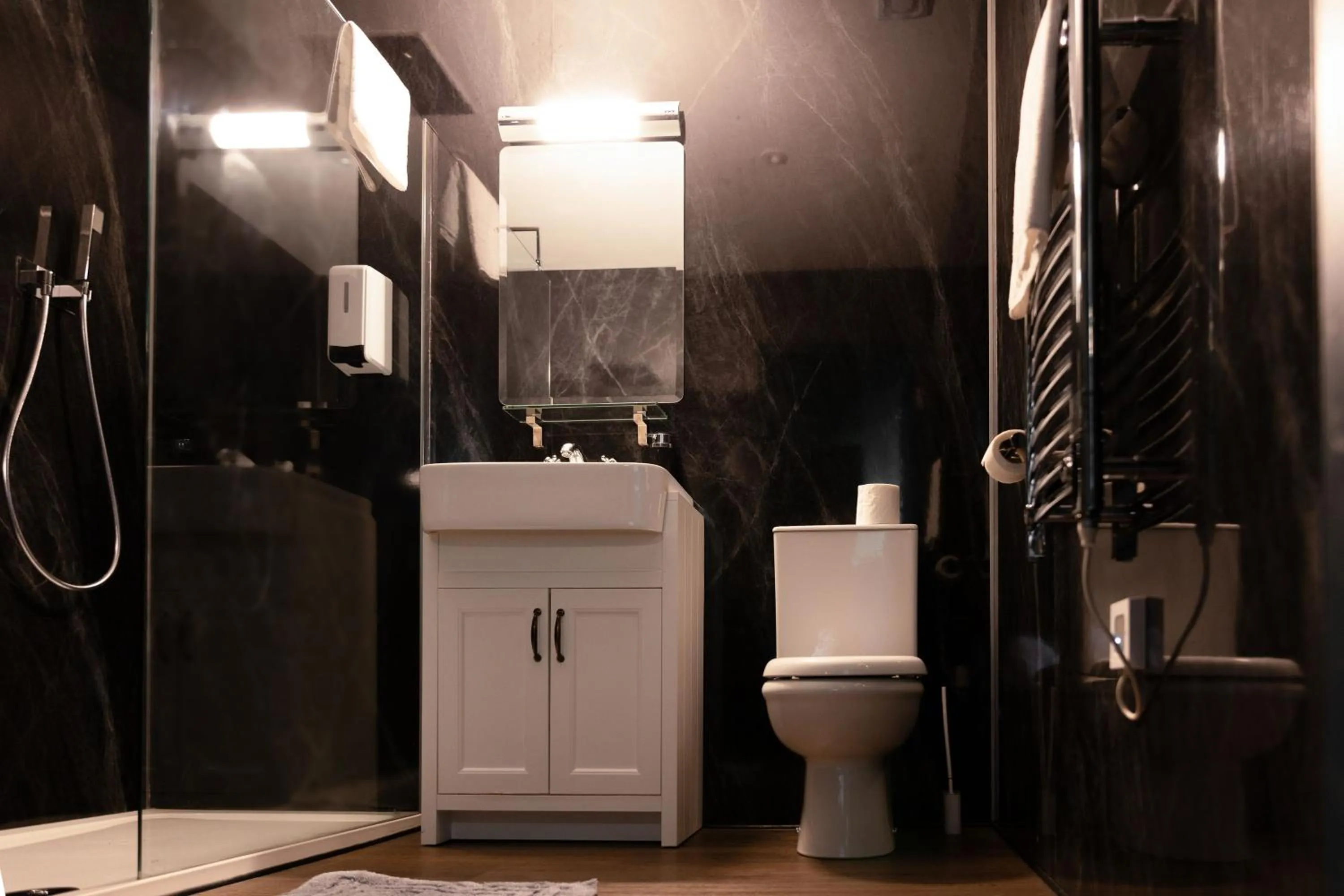 Shower in The Clarendon Hotel