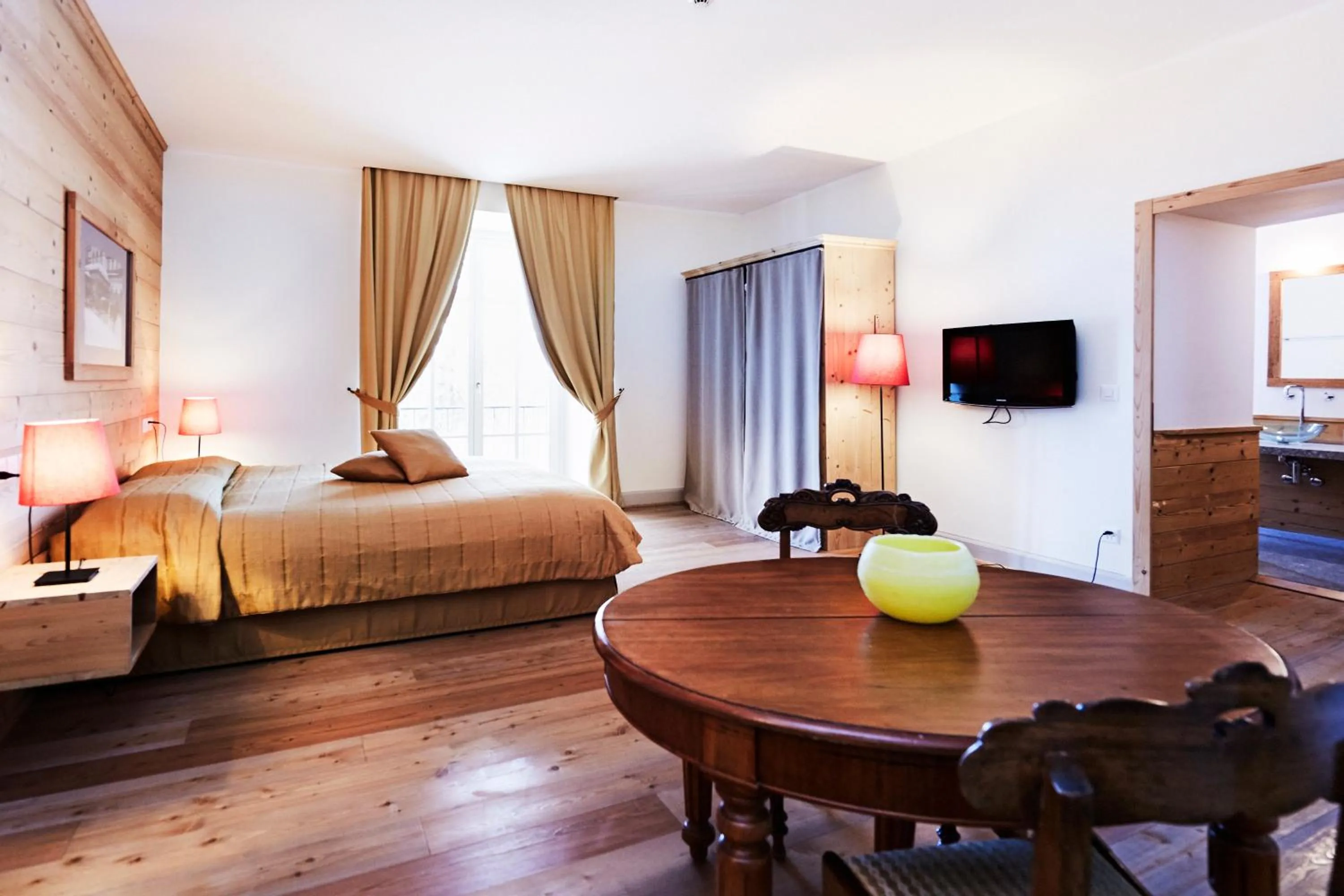 Bed in Maloja Palace Suites CO2-Neutral