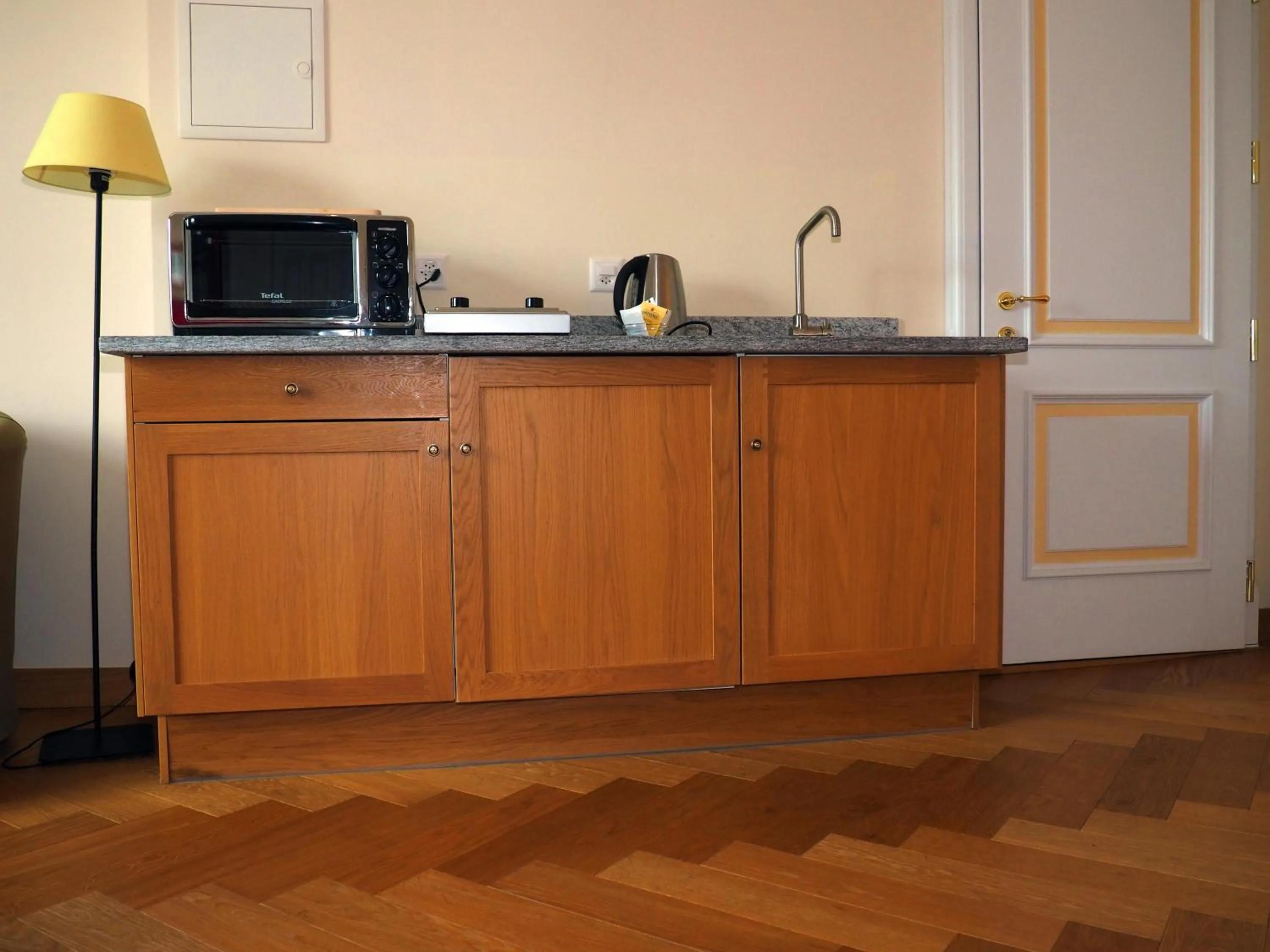 Kitchen or kitchenette in Maloja Palace Suites CO2-Neutral