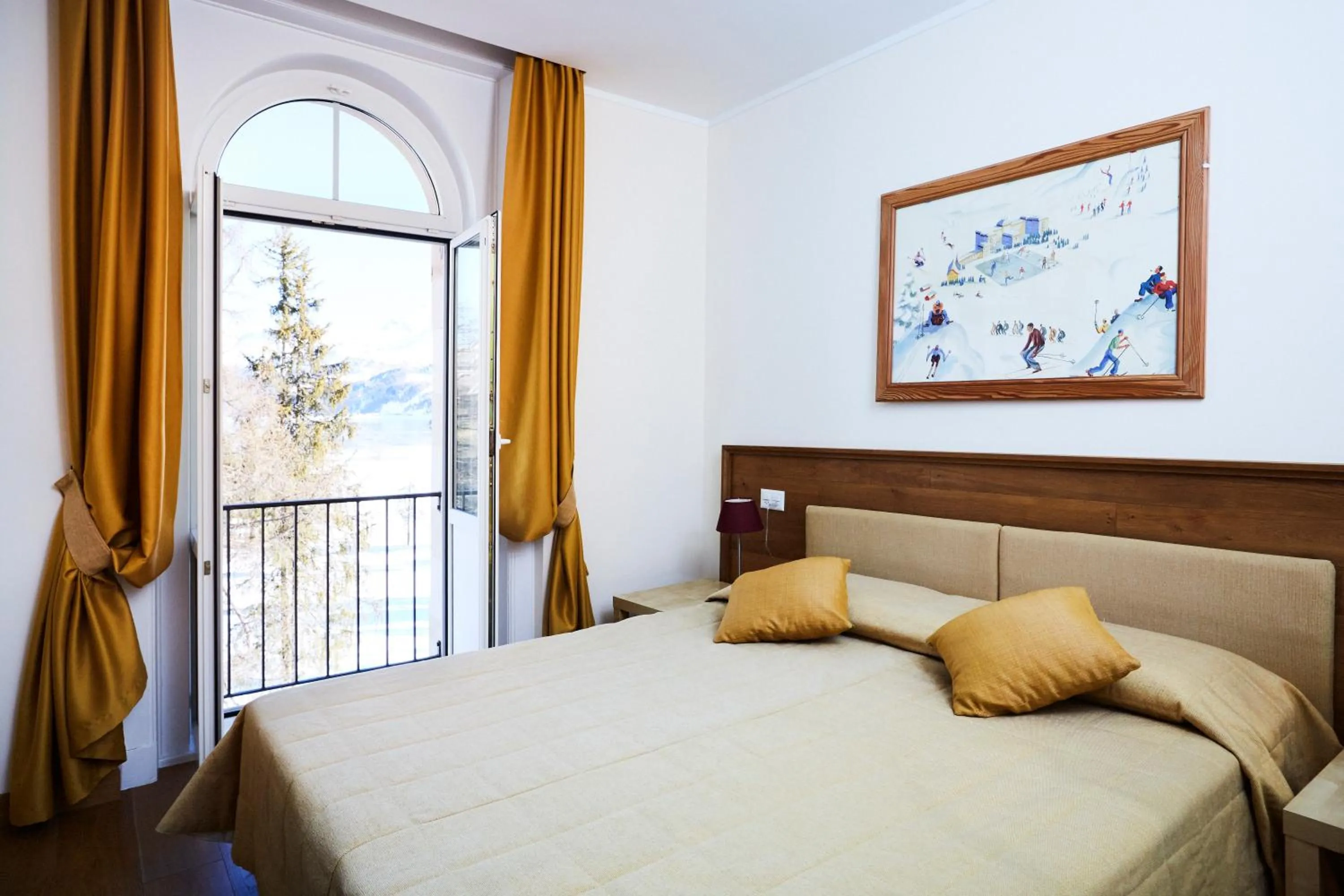 Bed in Maloja Palace Suites CO2-Neutral