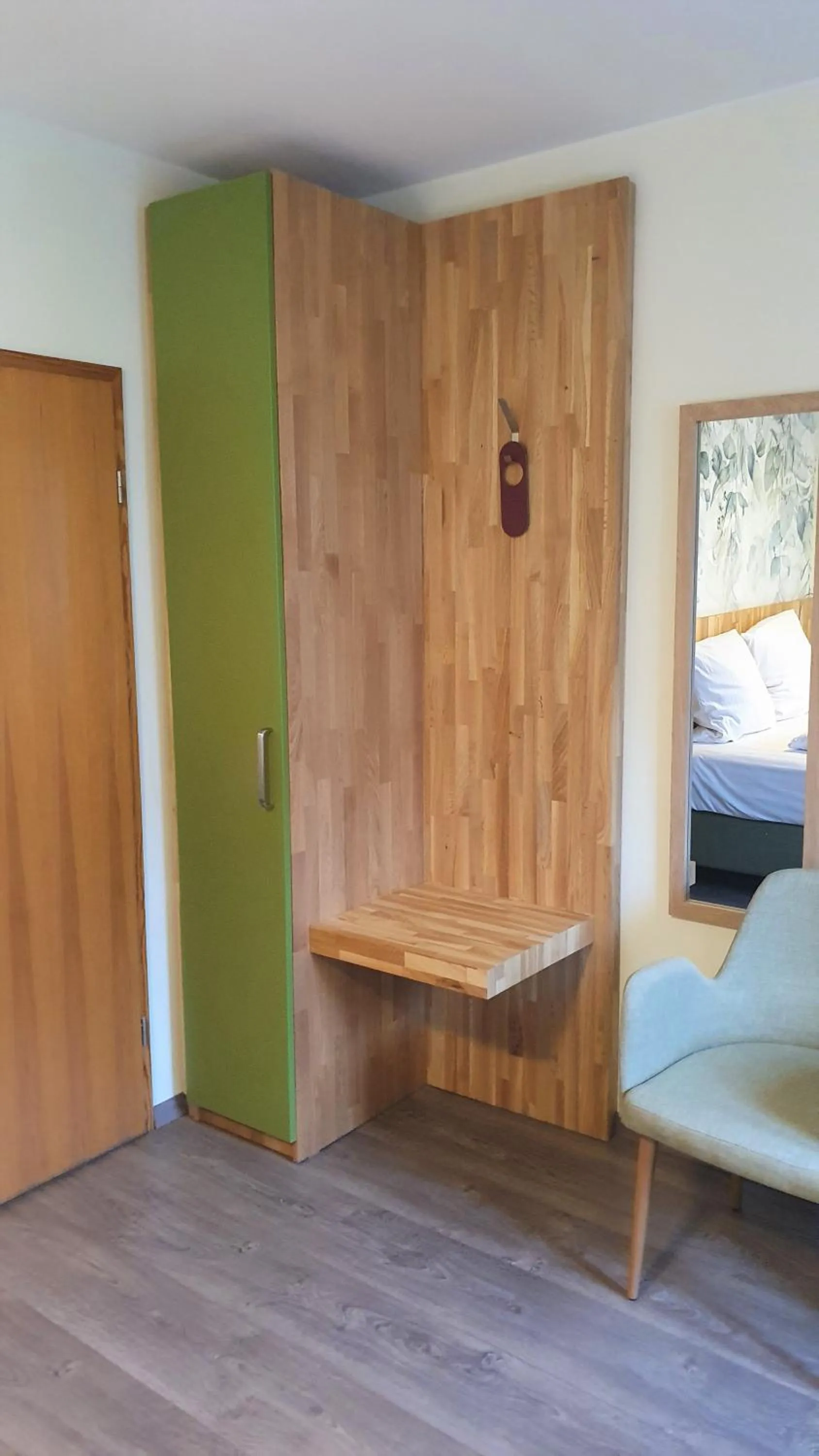 wardrobe, Bed in Der Höfener Garten