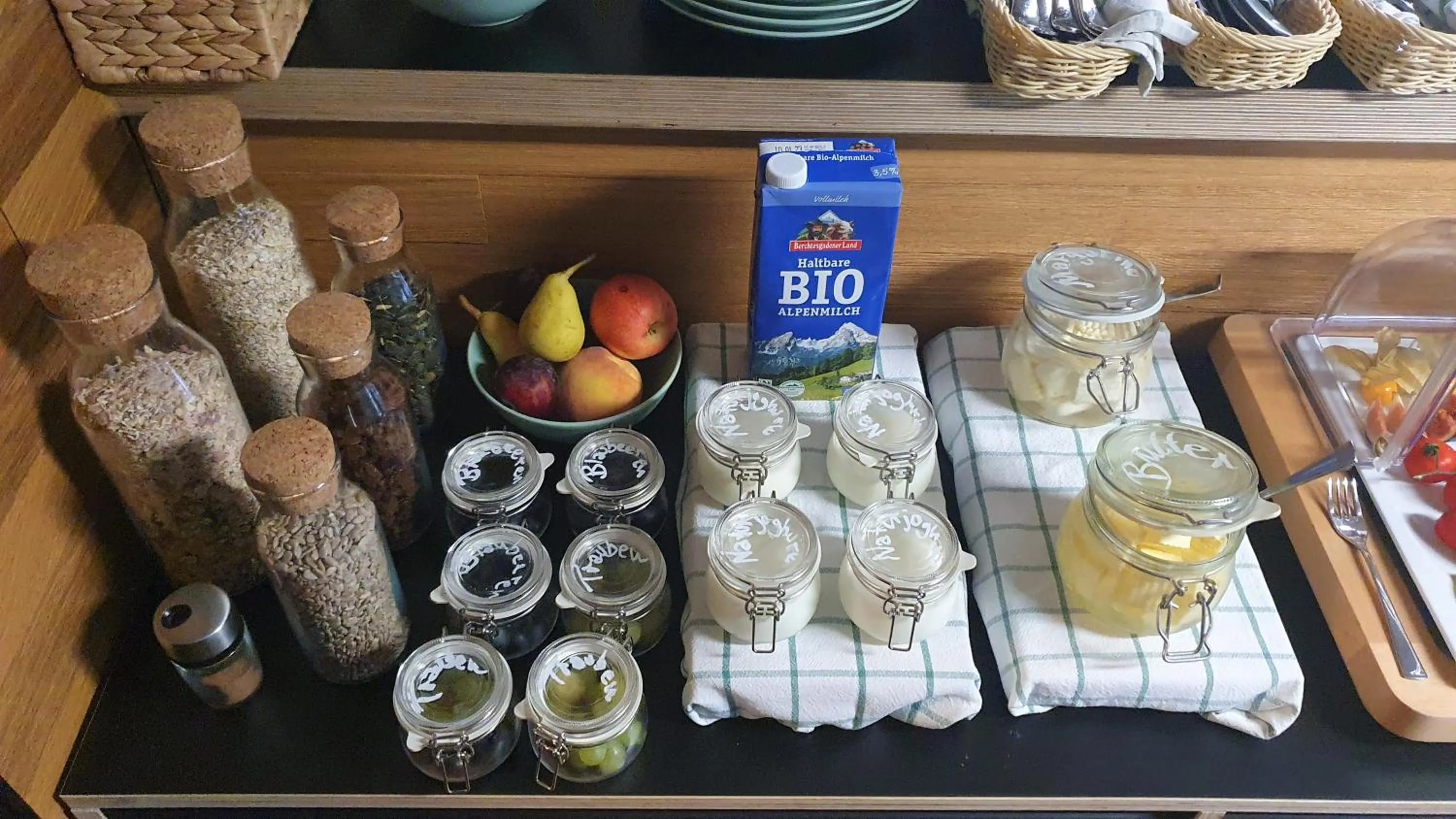 Buffet breakfast in Der Höfener Garten