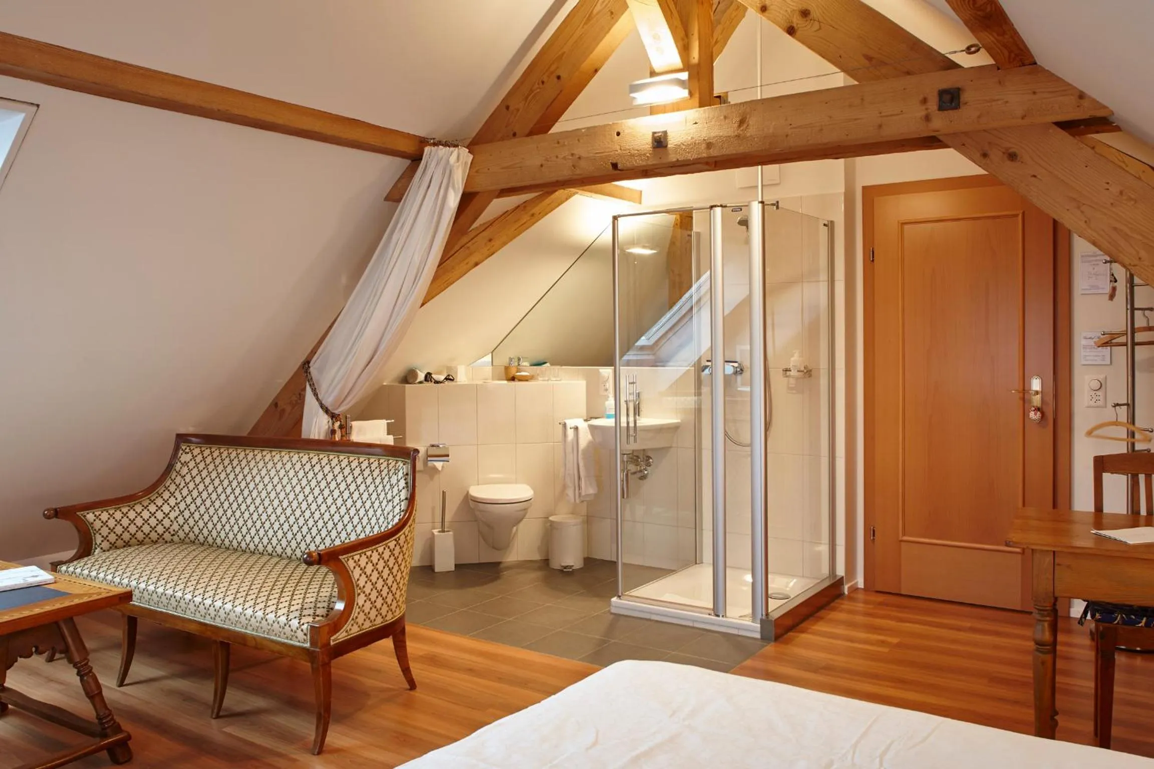 Shower, Bed in Landgasthof Hotel Rössli